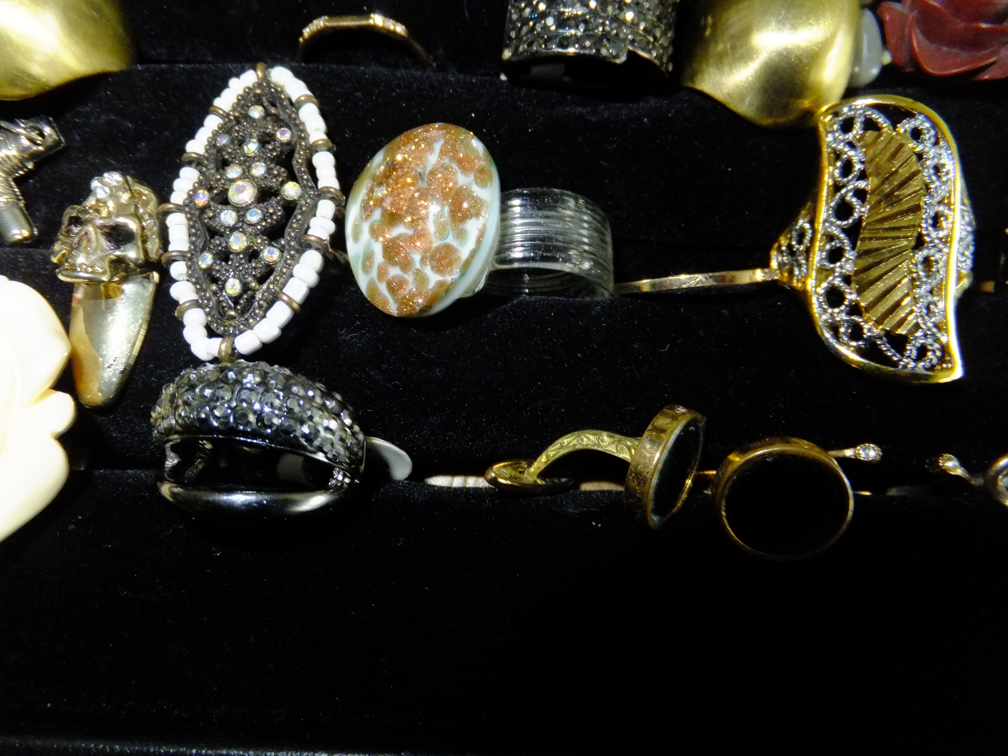 Showcase met ±50 stuks onedele sieraden – vintage en modern – ringen, broches, oorbellen