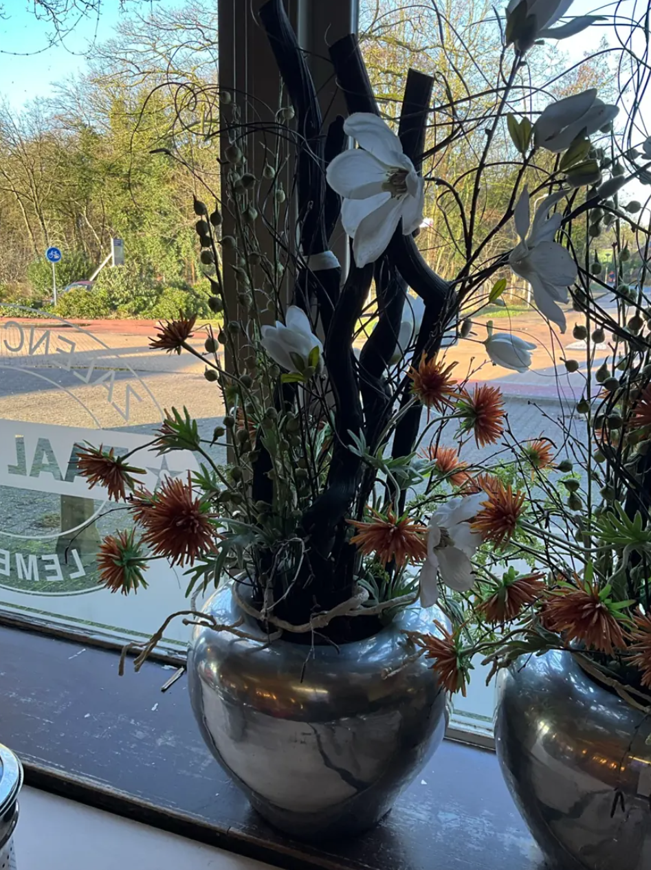 2 Vazen met Kunstbloemen.