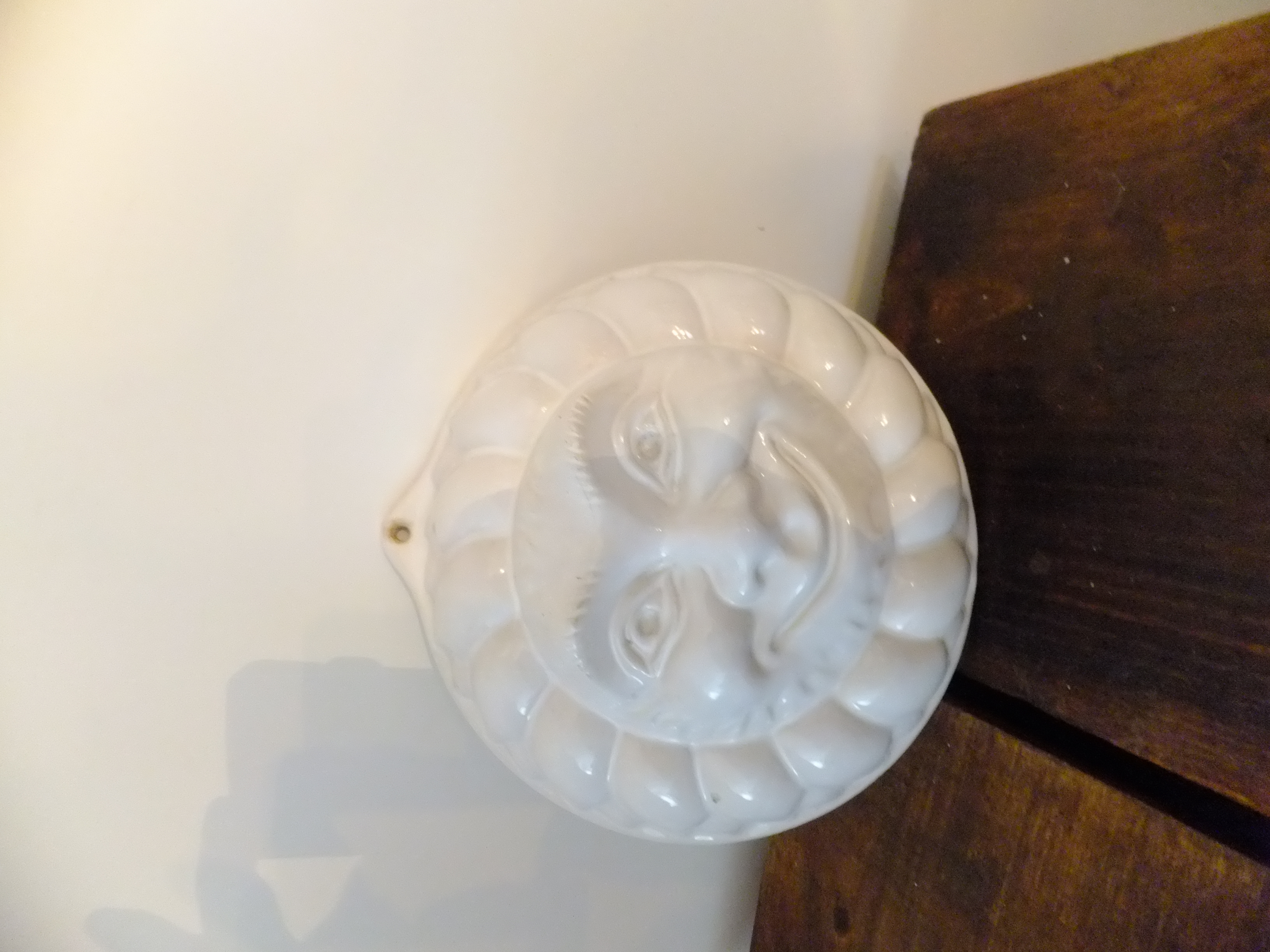 Rond aardewerk masker
