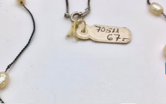 Vintage ketting met parels. Het oude prijskaartje zit er nog aan. 