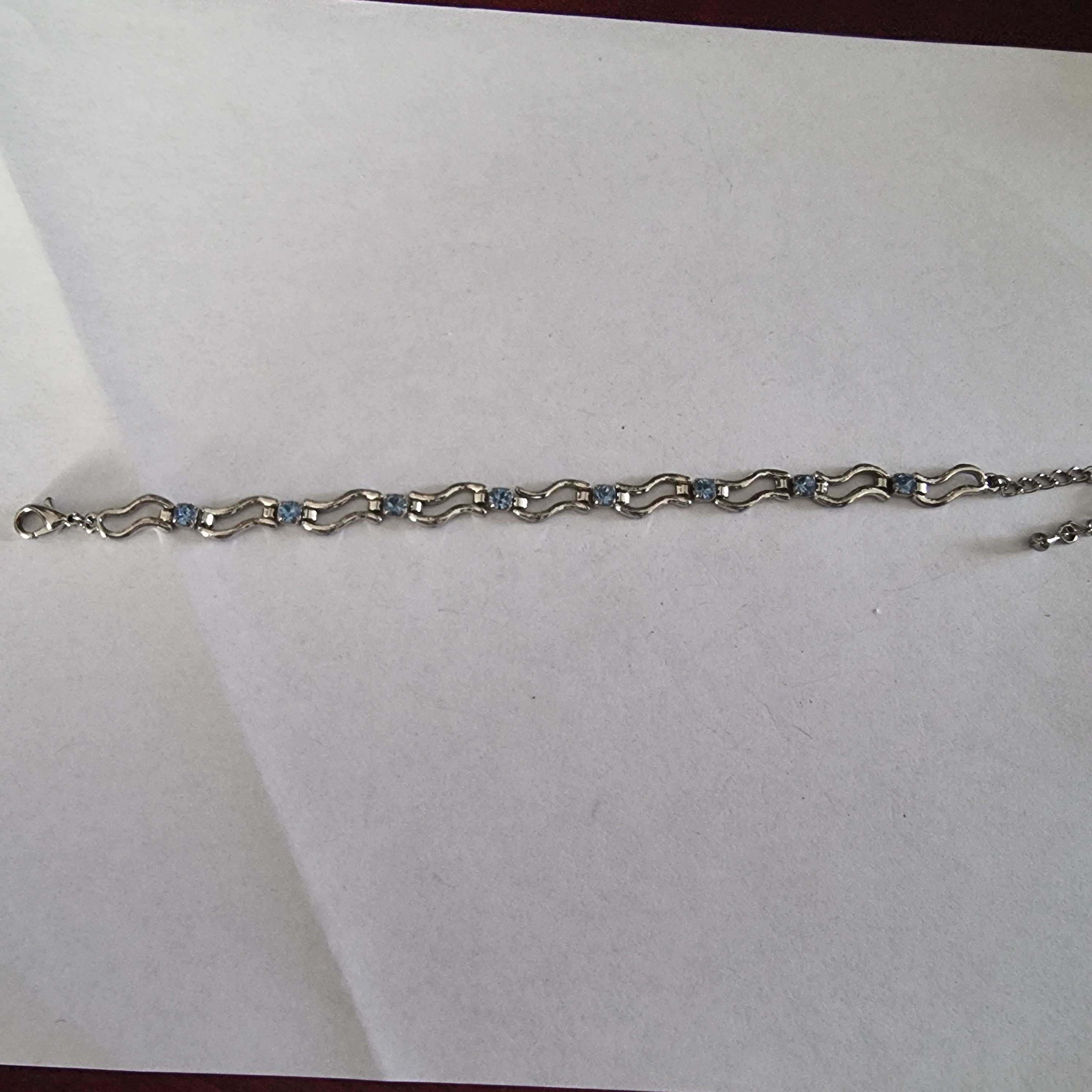 Onedele armband met blauwe steentjes.