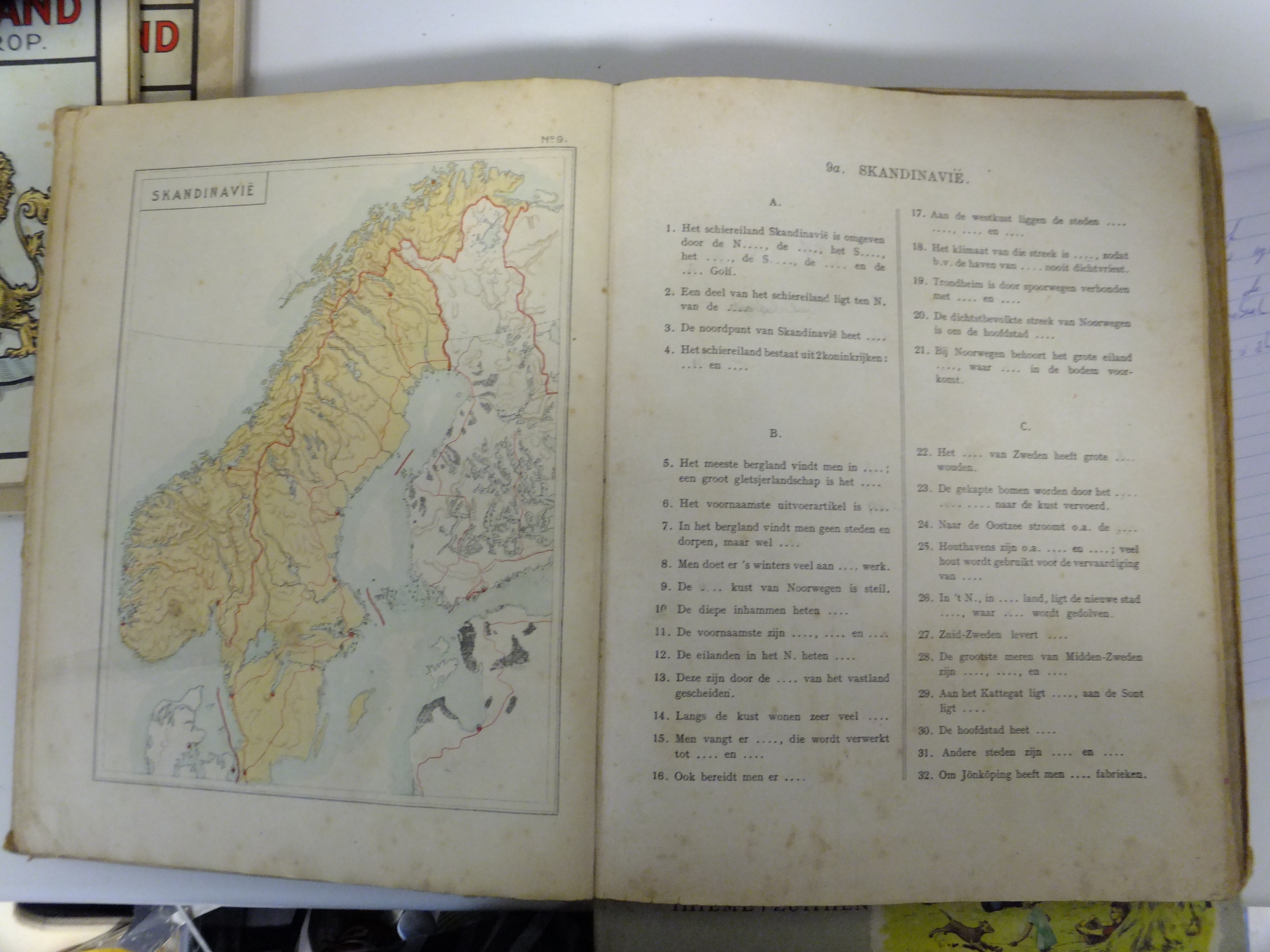 9 nostalgische atlassen + 1 voorbereidende aardrijkskunde – historische onderwijsmaterialen – vanaf jaren '30