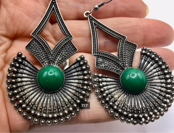 Vintage oorbellen Etnische oorbellen ijzer groene steen