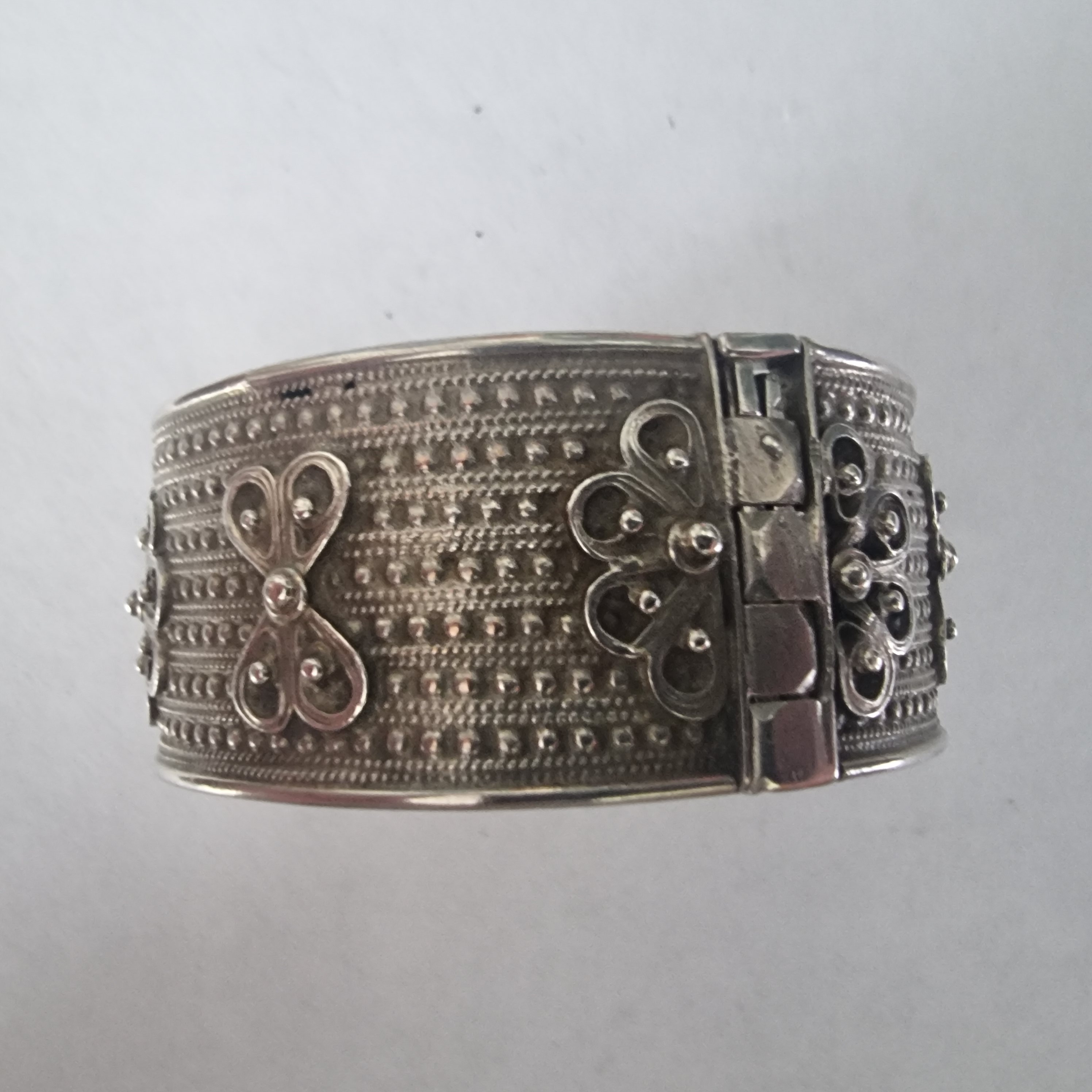 Vintage Berber Marokko armband echt zilver rijk bewerkt.