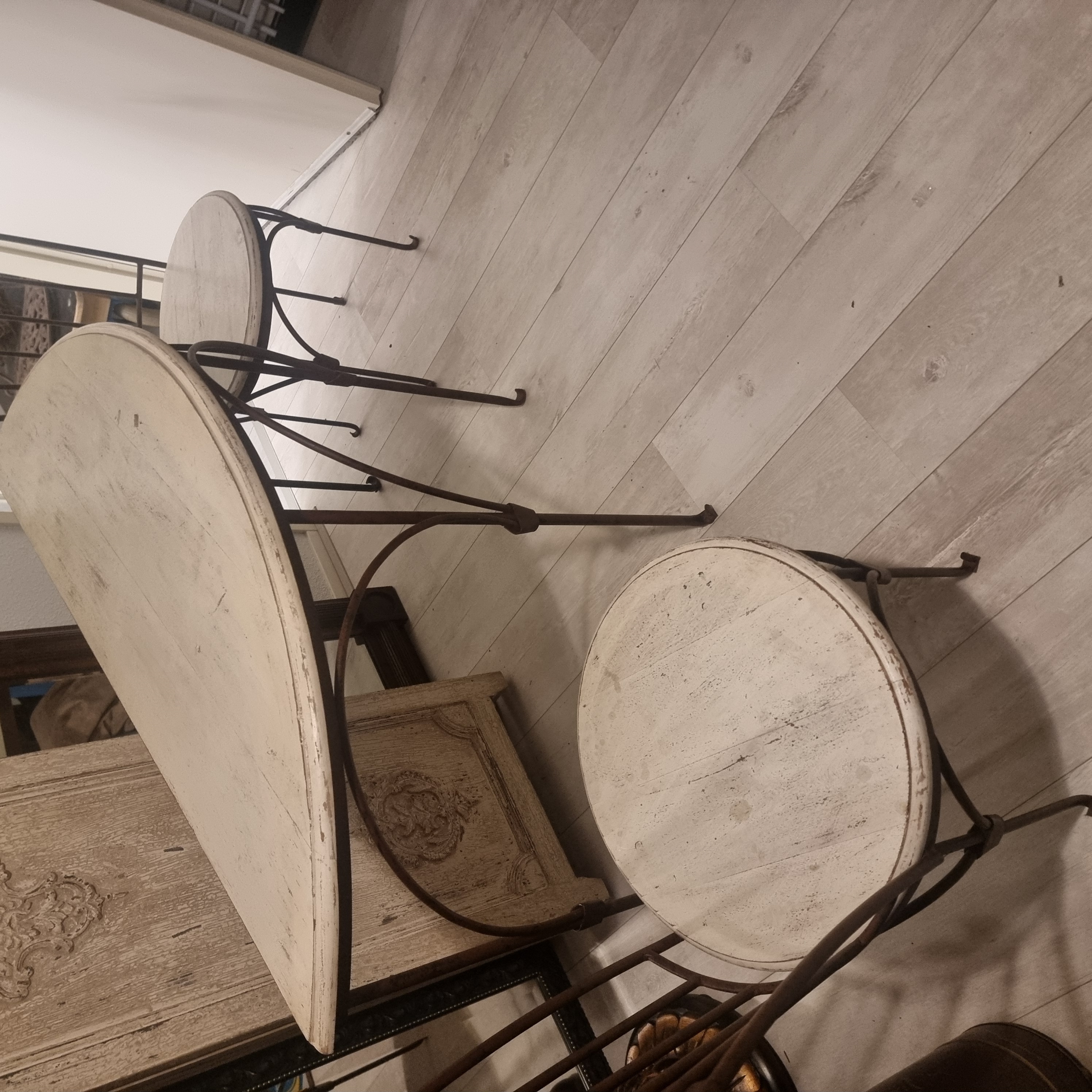 Vintage sidetable met twee stoelen
