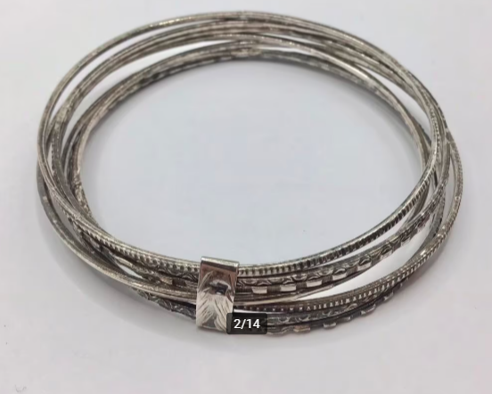 Armband bestaande uit 7 verzilverde armbanden