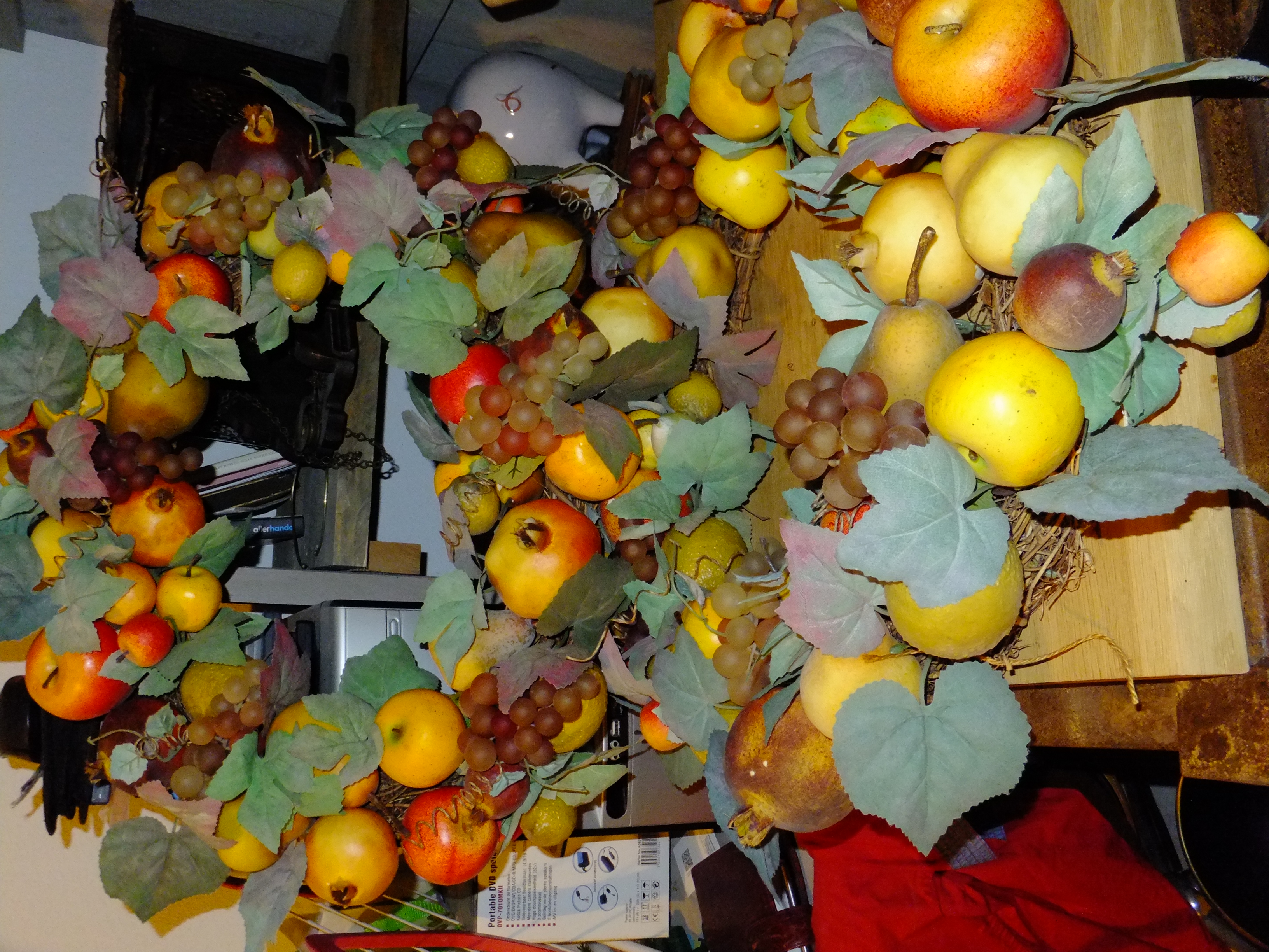 Decoratiekrans met o.a. appels