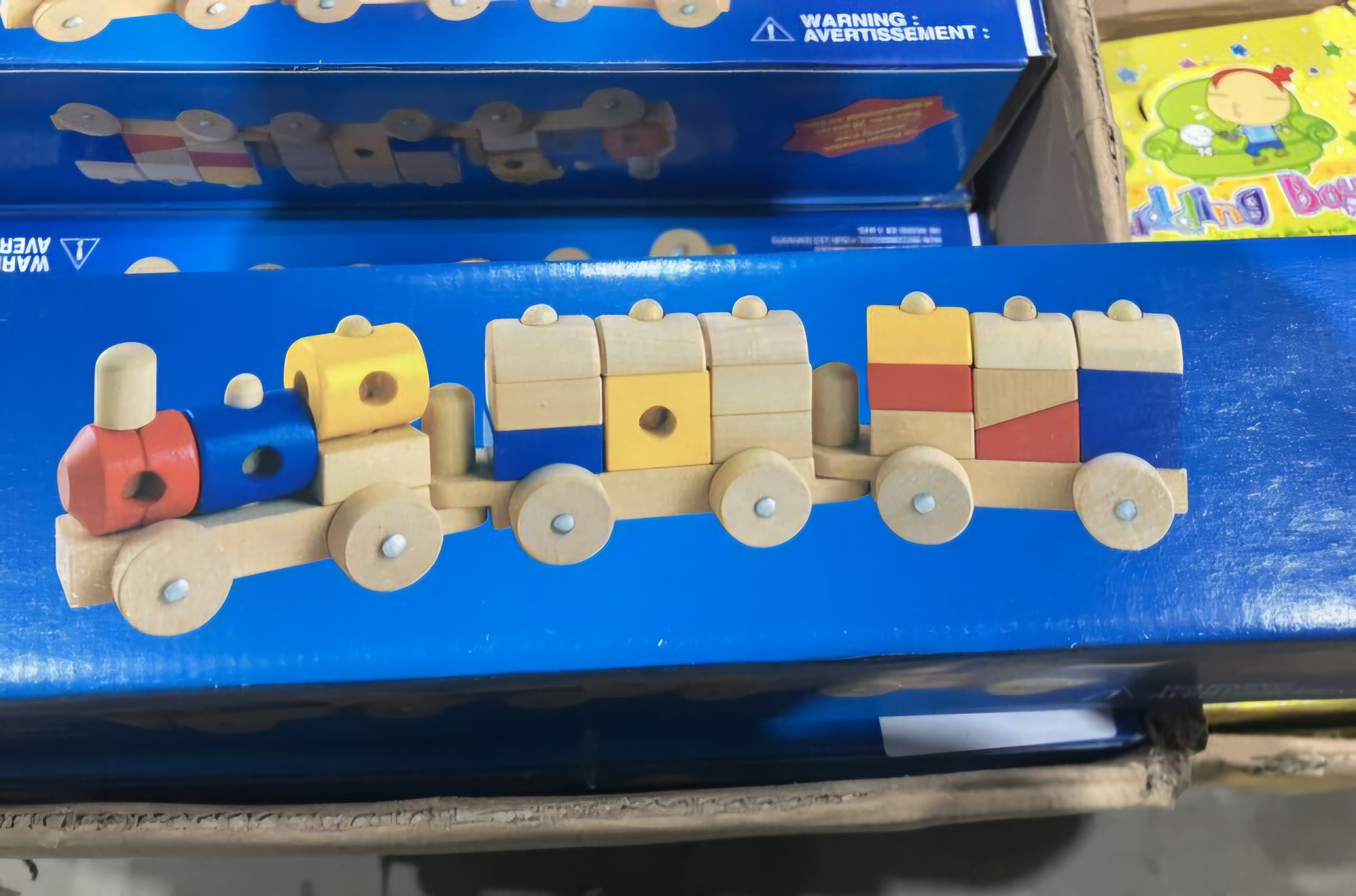 Set van 24 houten speelgoedtreinen – locomotief + 2 wagons
