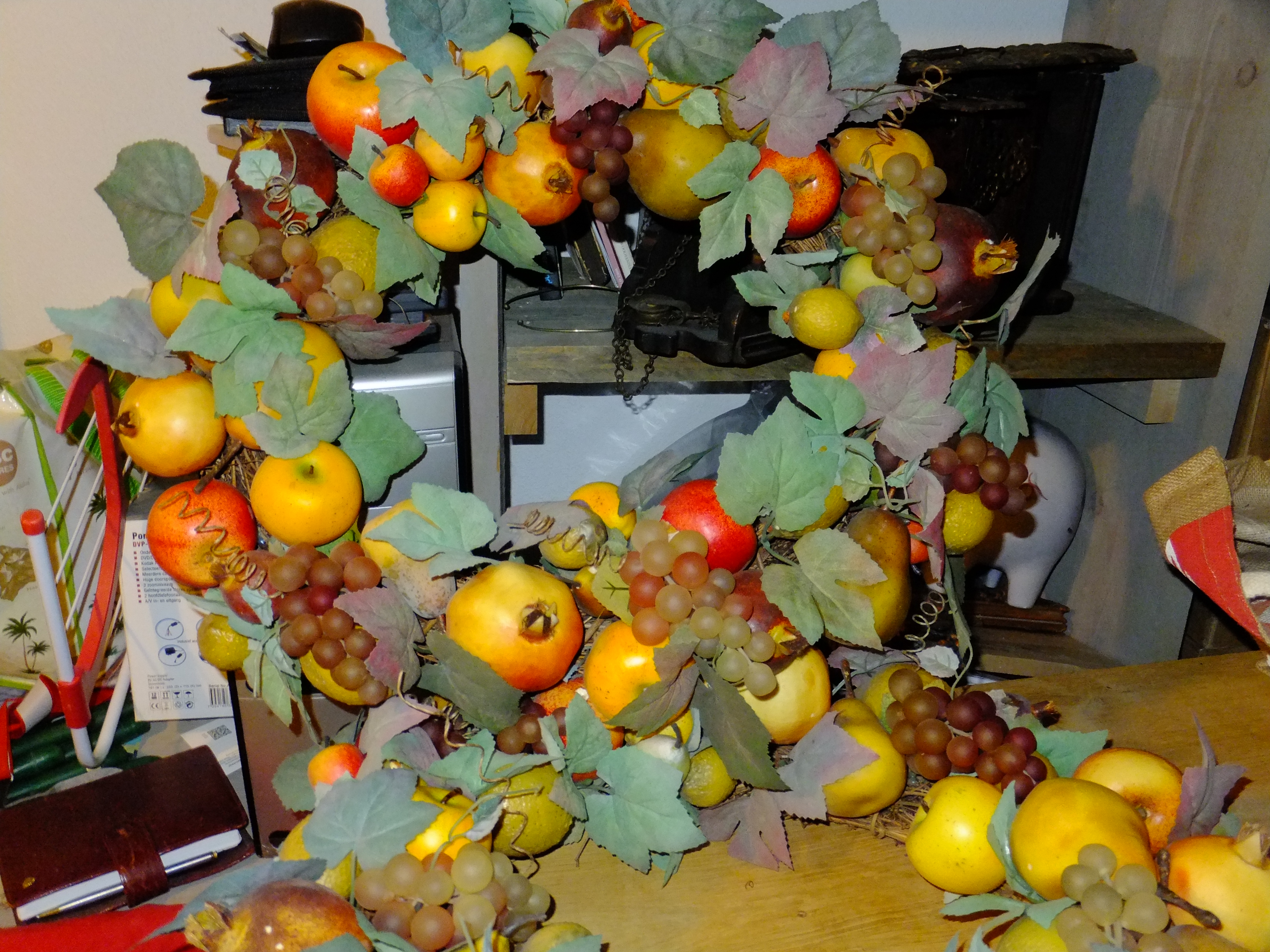 Decoratiekrans met o.a. appels