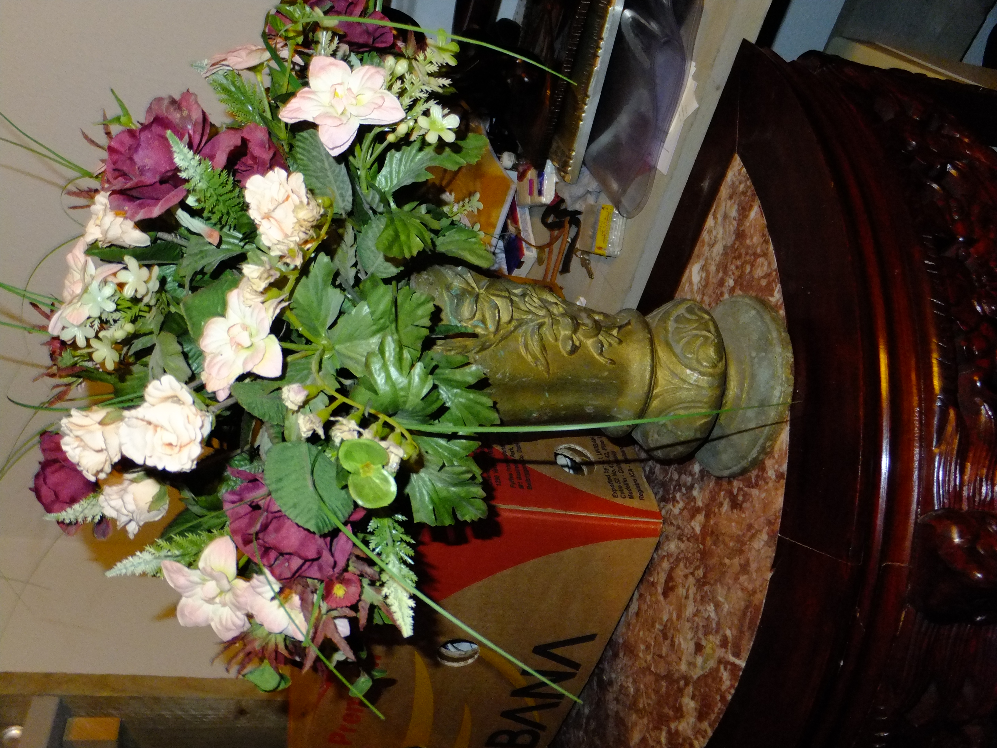 Vaas met kunstbloemen
