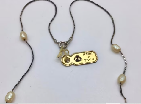 Vintage ketting met parels. Het oude prijskaartje zit er nog aan. 