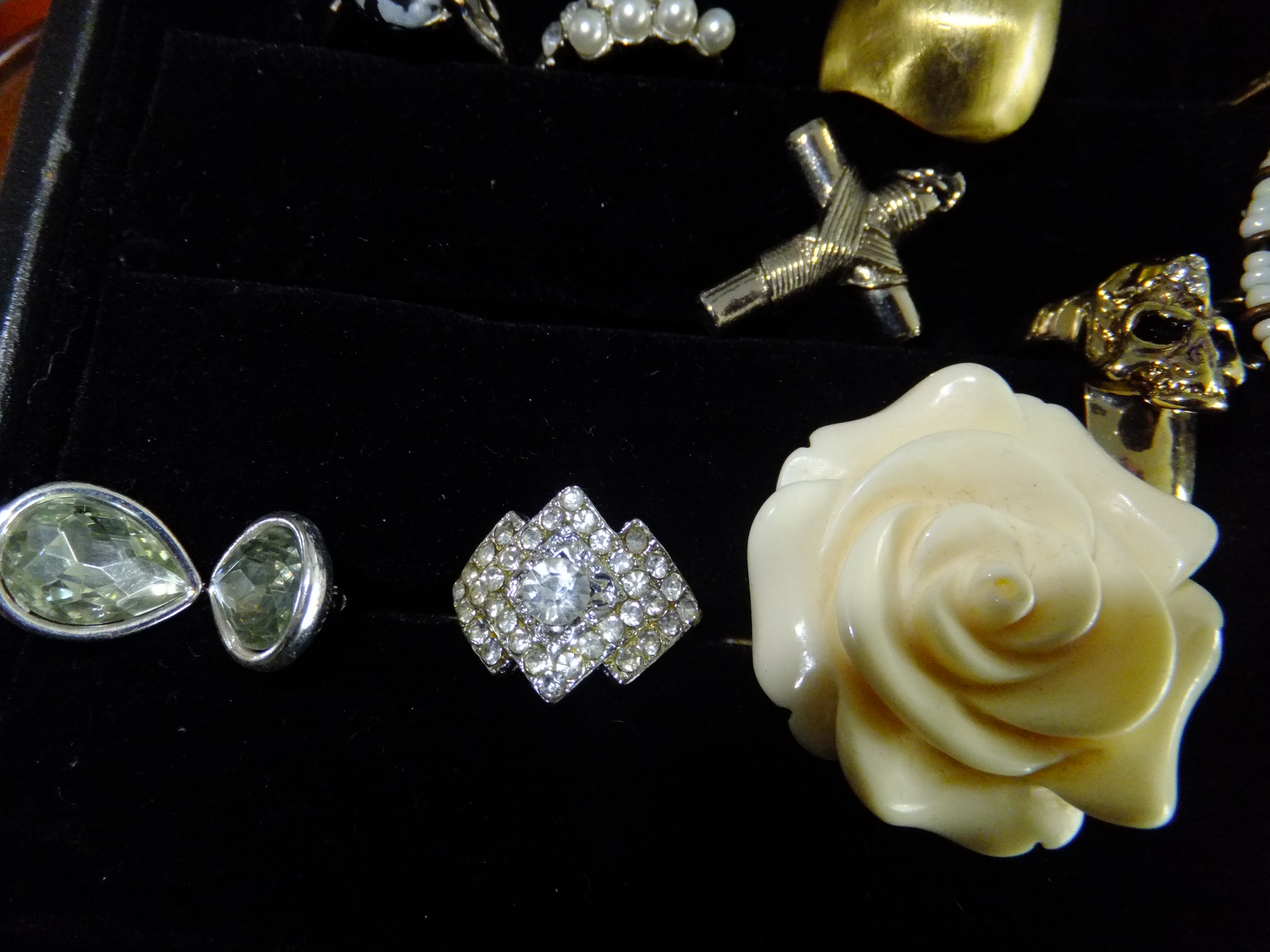 Showcase met ±50 stuks onedele sieraden – vintage en modern – ringen, broches, oorbellen