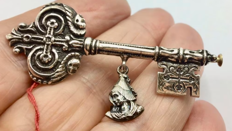 Vintage broche sleutel Normandië Frankrijk vrouw zilver