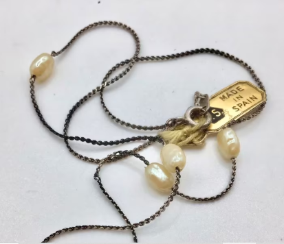 Vintage ketting met parels. Het oude prijskaartje zit er nog aan. 