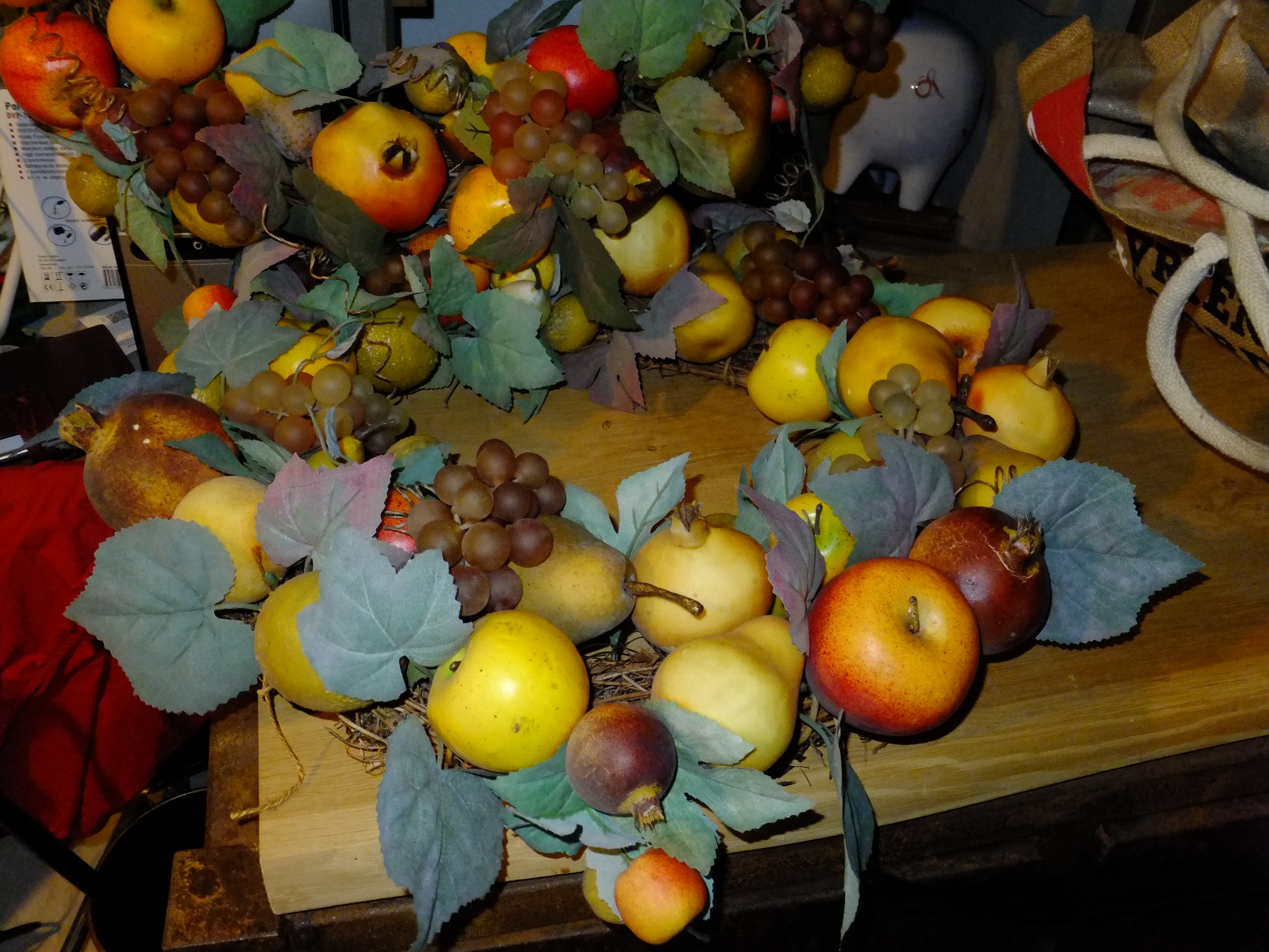 Decoratiekrans met o.a. appels