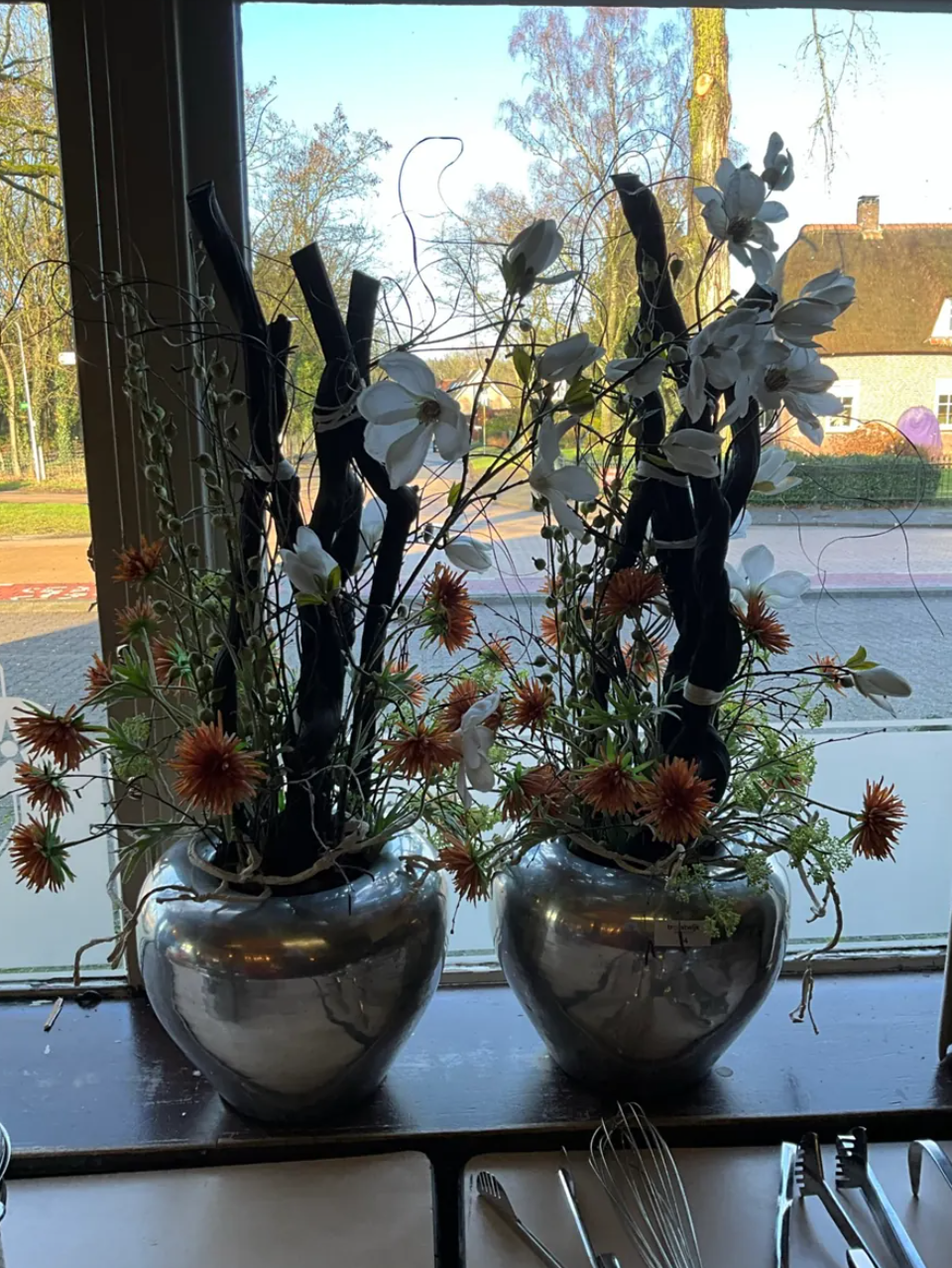 2 Vazen met Kunstbloemen.