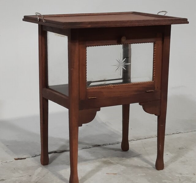 Houten theekastje met blad en ster in het glas Houten theekastje met blad en ster in het glas