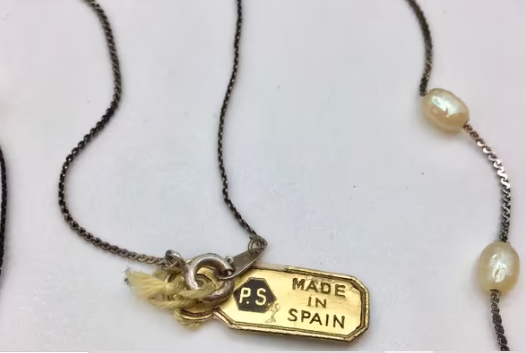 Vintage ketting met parels. Het oude prijskaartje zit er nog aan. 