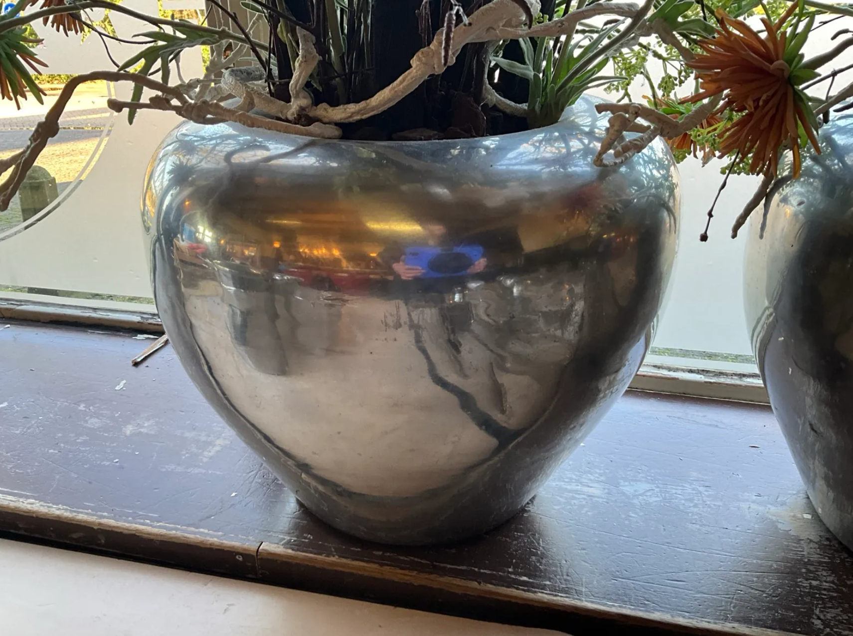 2 Vazen met Kunstbloemen.