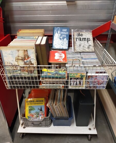 Grote partij stripboeken/cd's incl. draadmand