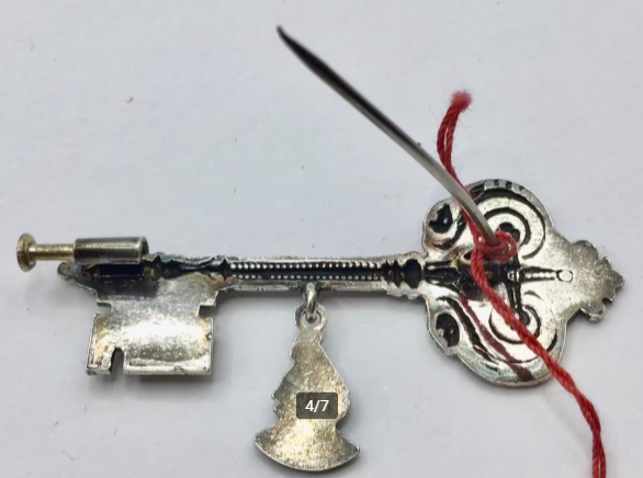 Vintage broche sleutel Normandië Frankrijk vrouw zilver