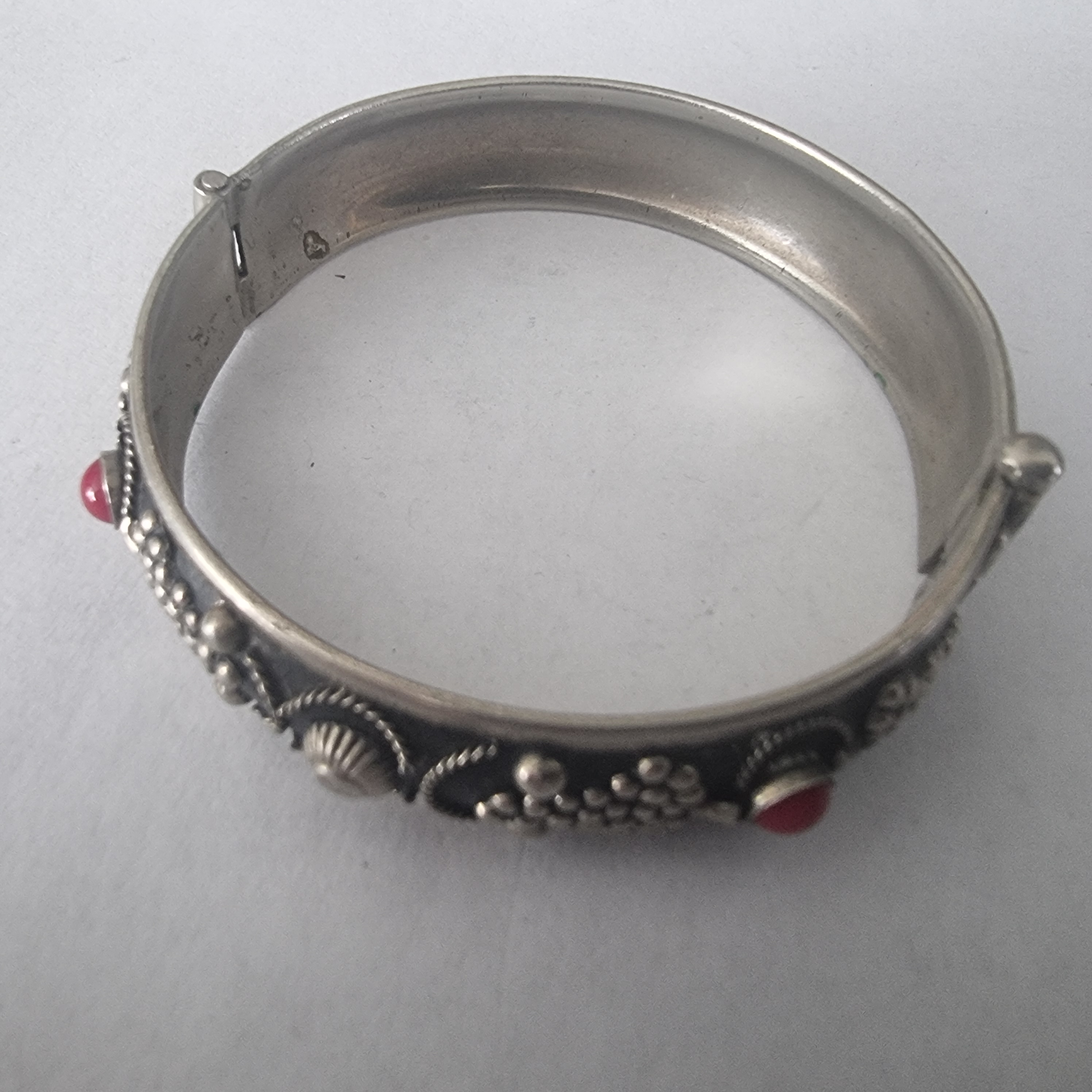 Vintage Berber Armband zilver Koraal stenen rijk bewerkt