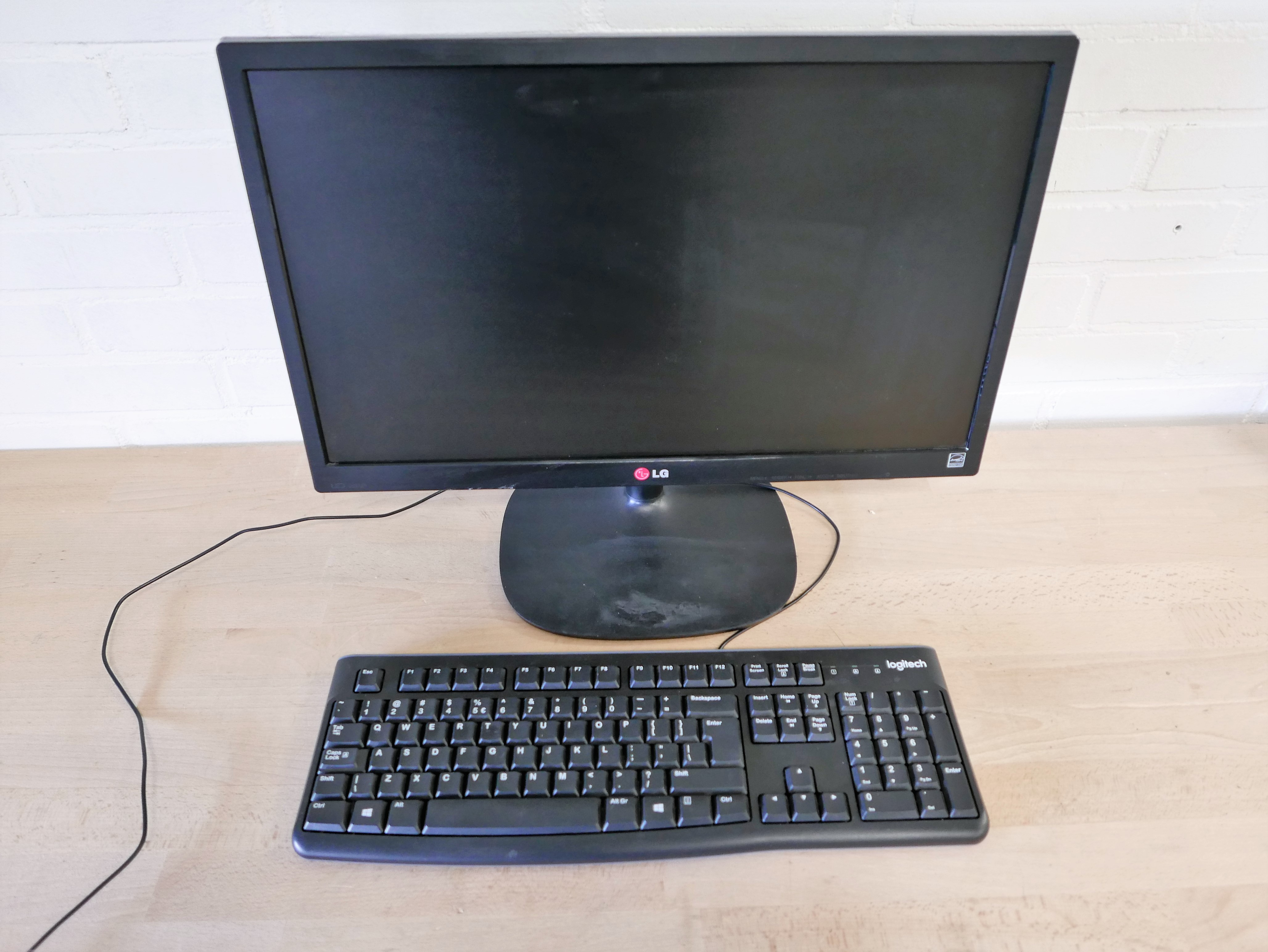 LG monitor 22M35A met toetsenbord
