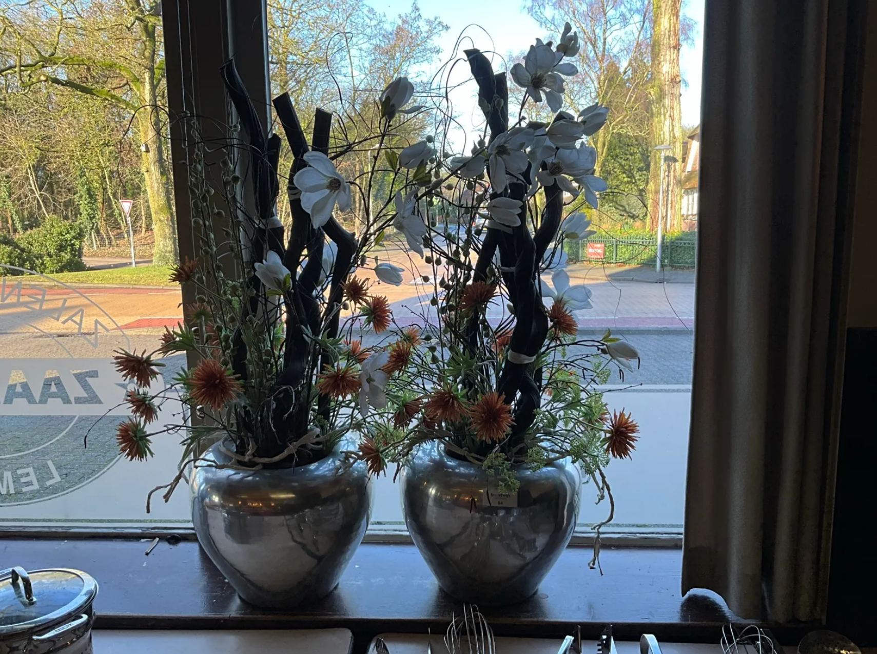 2 Vazen met Kunstbloemen.