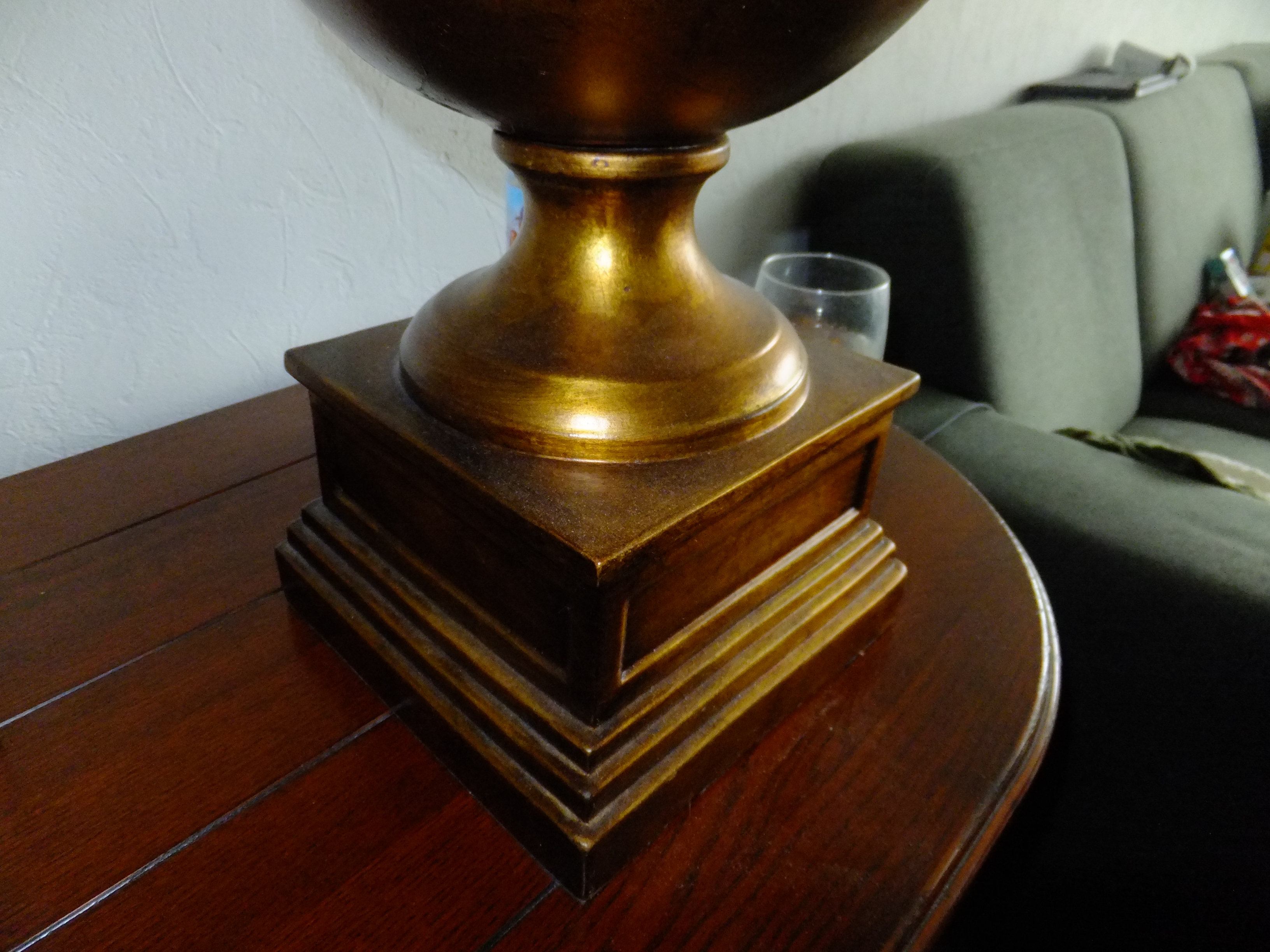 Decoratieve schemerlamp – gouden voet met druiven, appels en eikels –