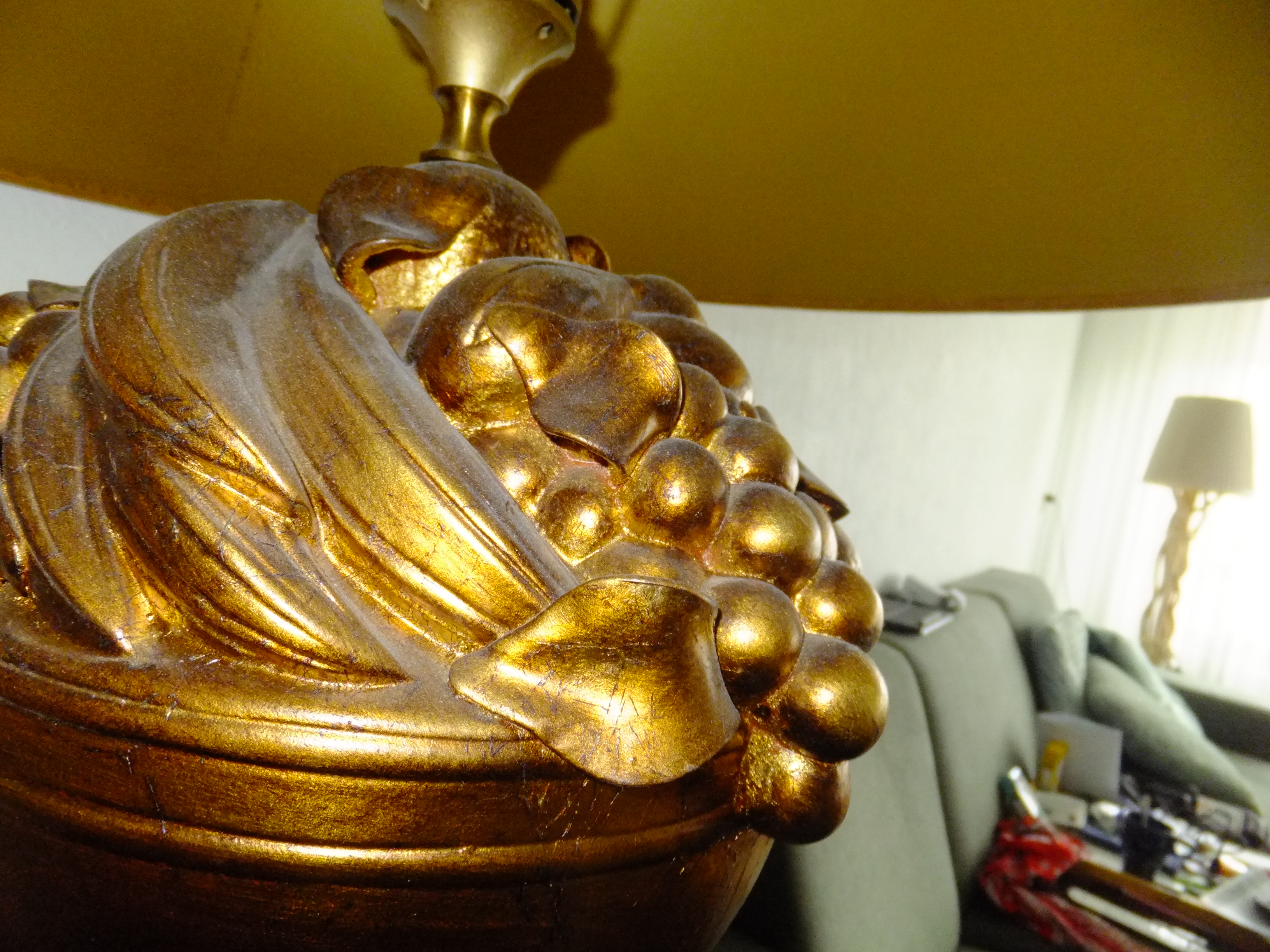 Decoratieve schemerlamp – gouden voet met druiven, appels en eikels –