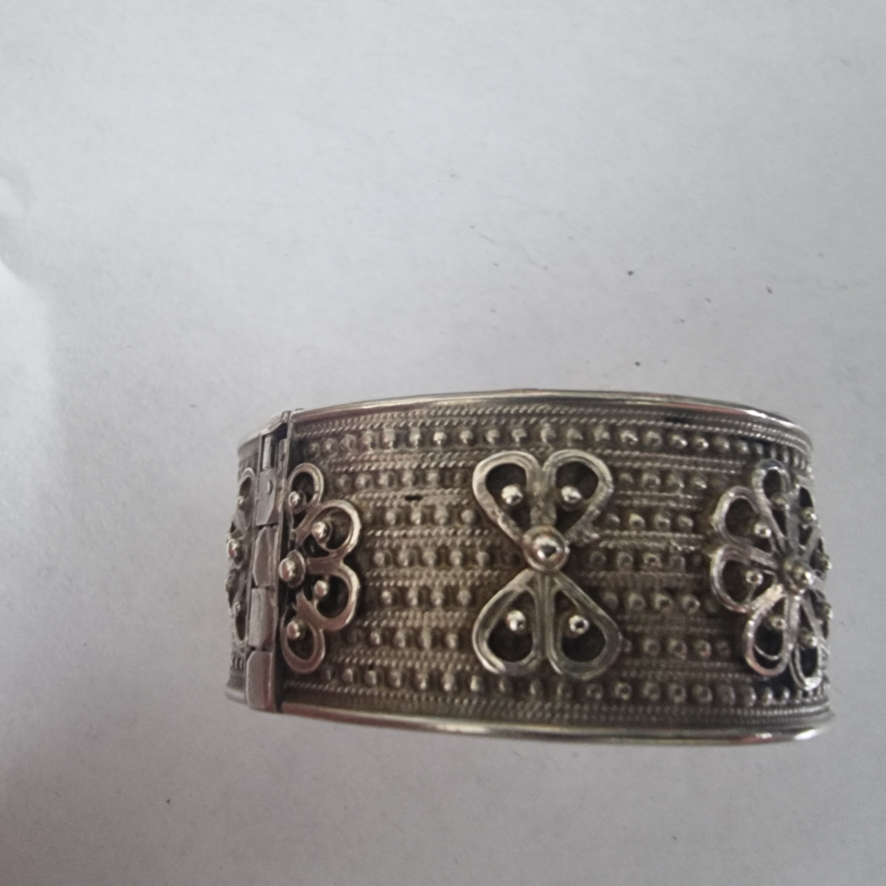 Vintage Berber Marokko armband echt zilver rijk bewerkt.