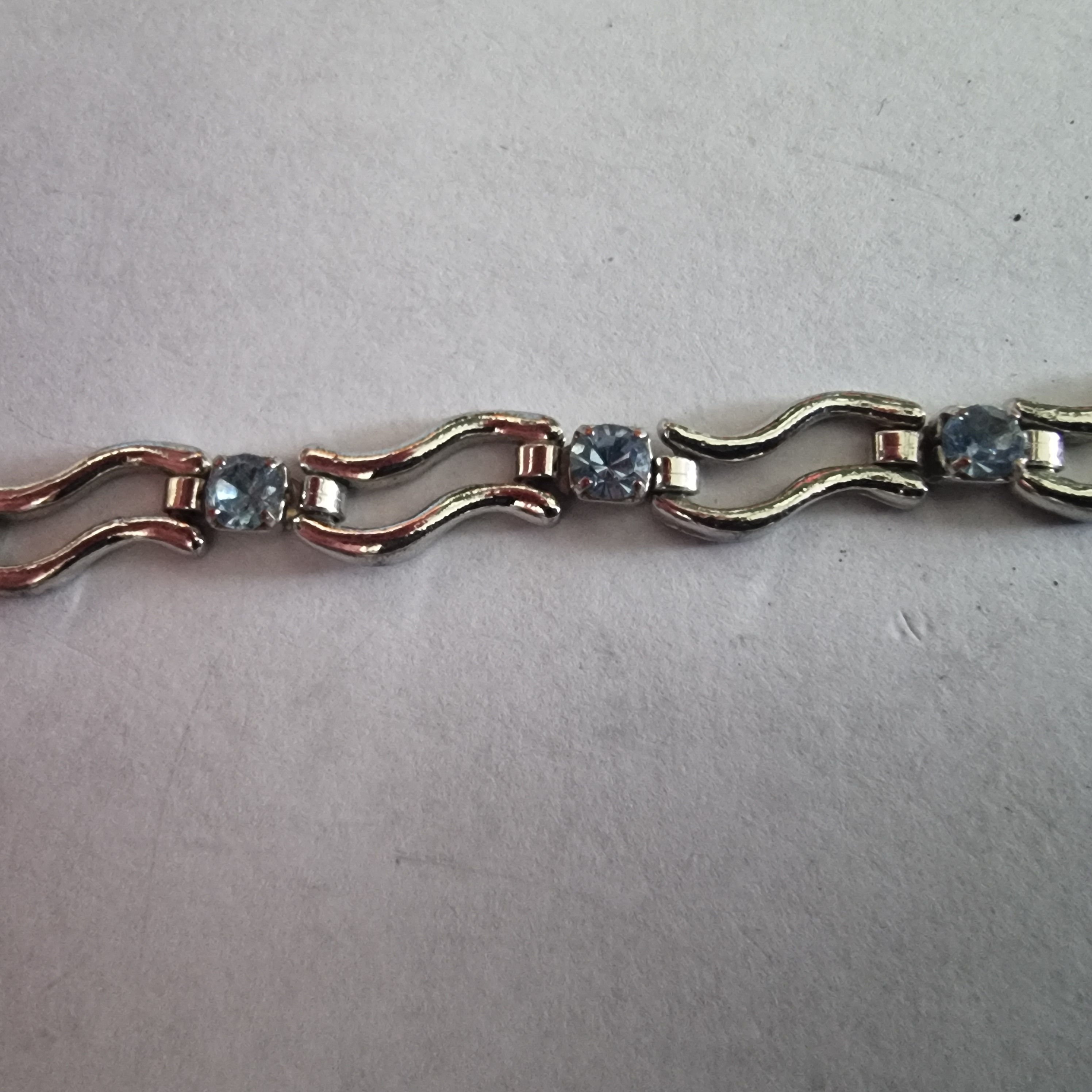 Onedele armband met blauwe steentjes.