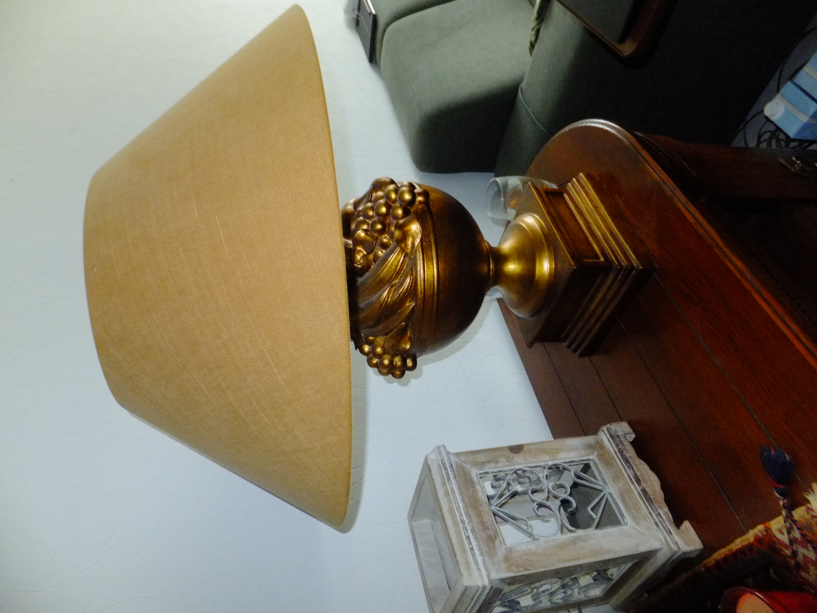 Decoratieve schemerlamp – gouden voet met druiven, appels en eikels –