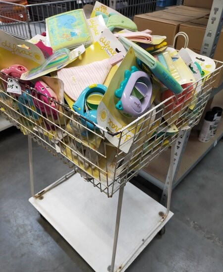 Ca. 100x Baby speelgoed incl. verrijdbare draadmand