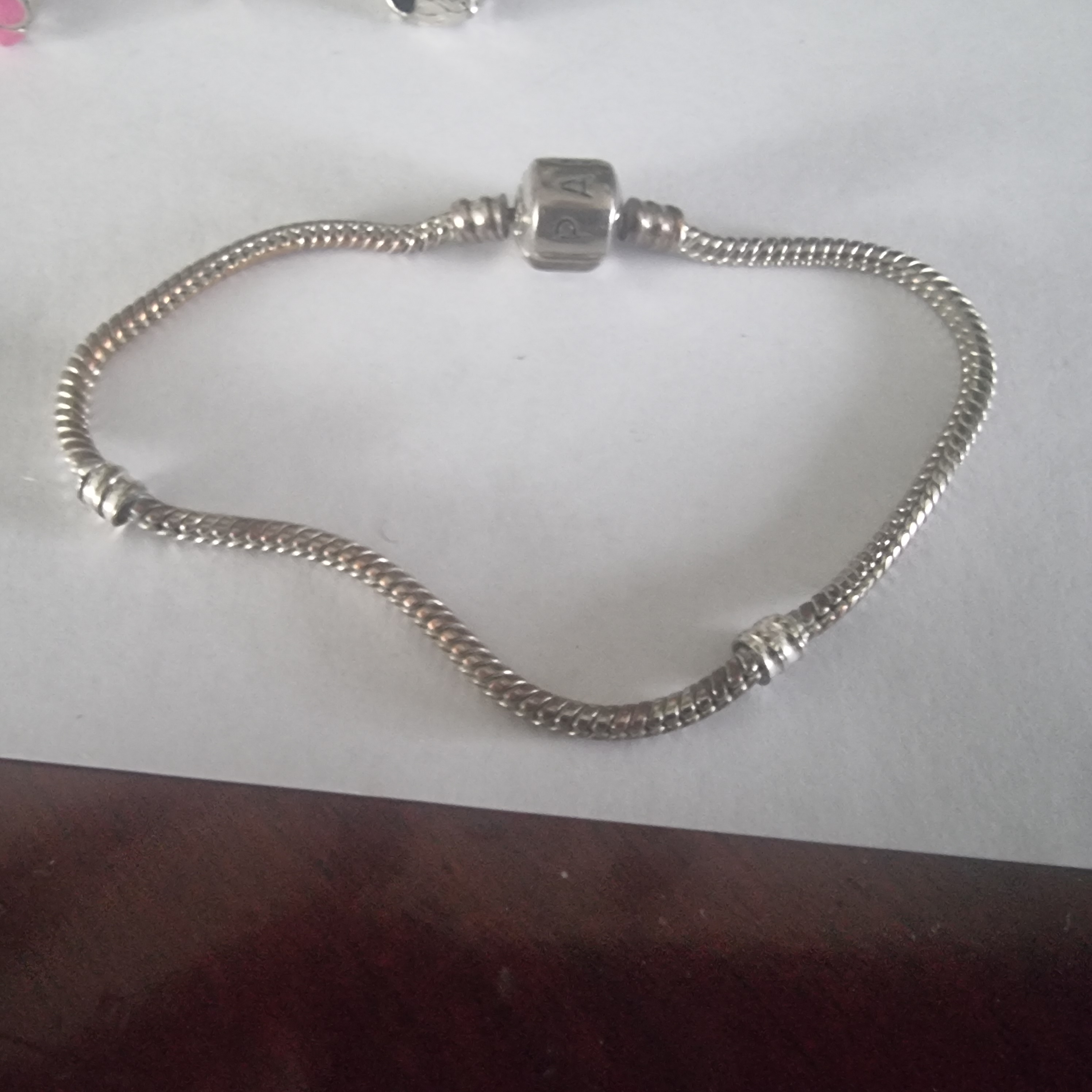 Pandora armband met bedels.
