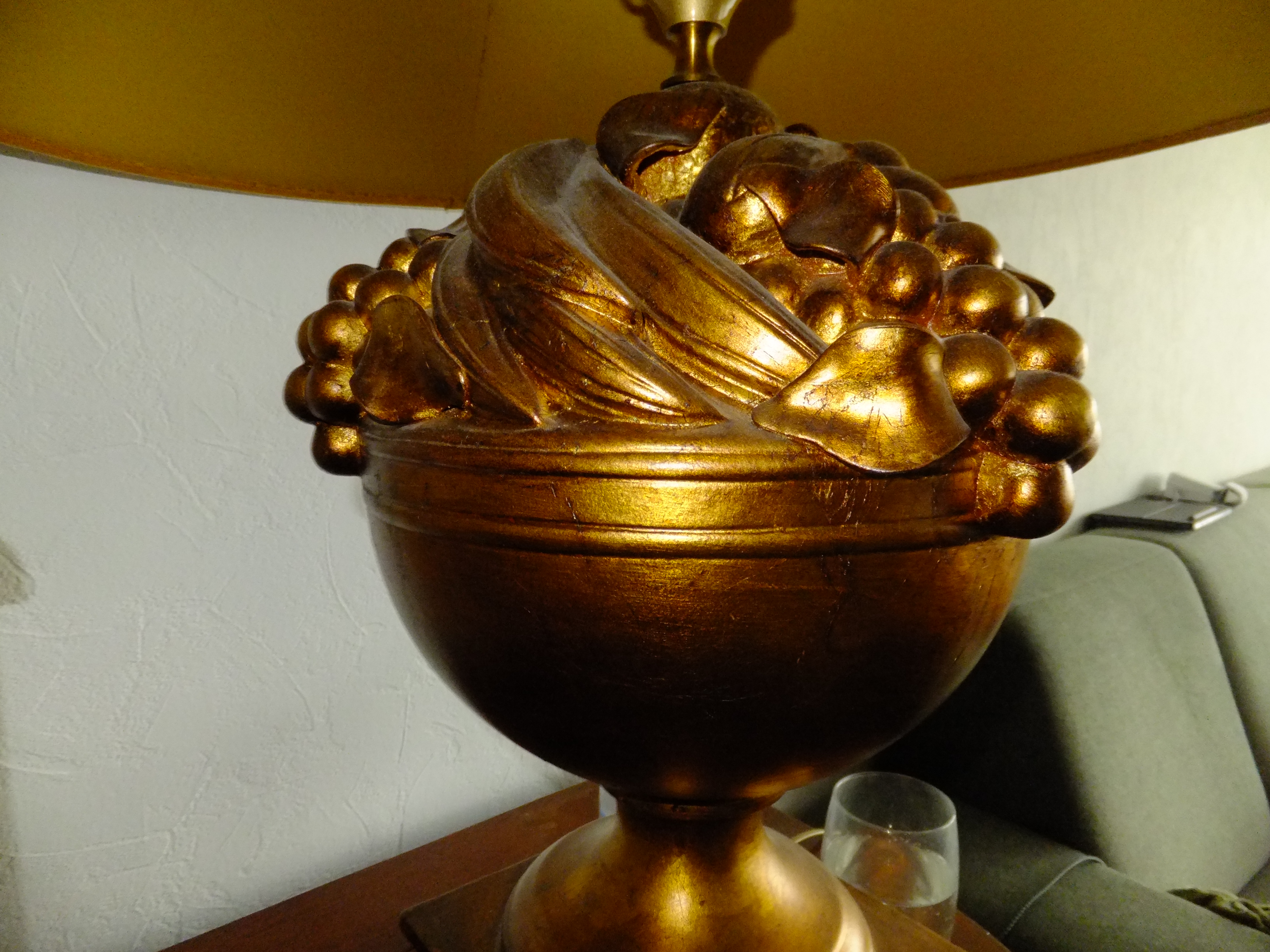 Decoratieve schemerlamp – gouden voet met druiven, appels en eikels –
