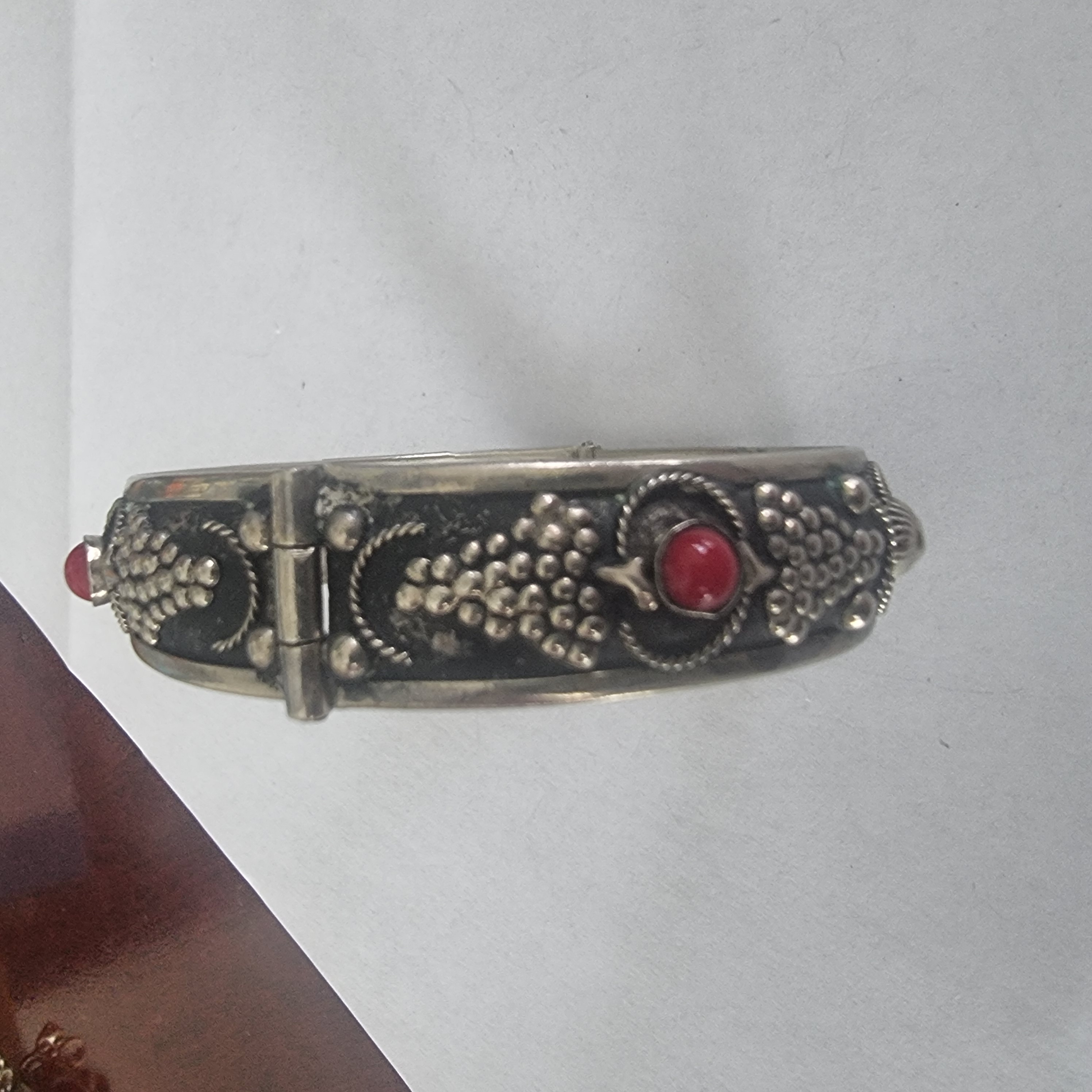 Vintage Berber Armband zilver Koraal stenen rijk bewerkt
