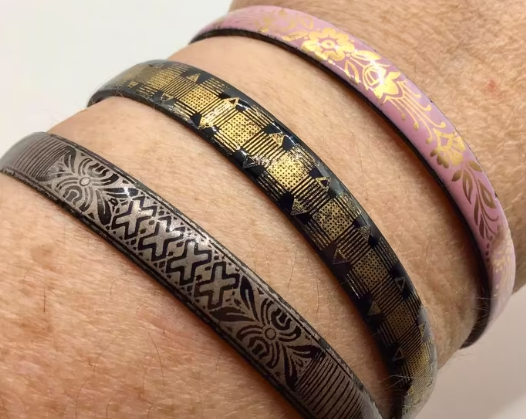 Vintage armband emaille Laureana gemerkt 2 stuks roze zwart 