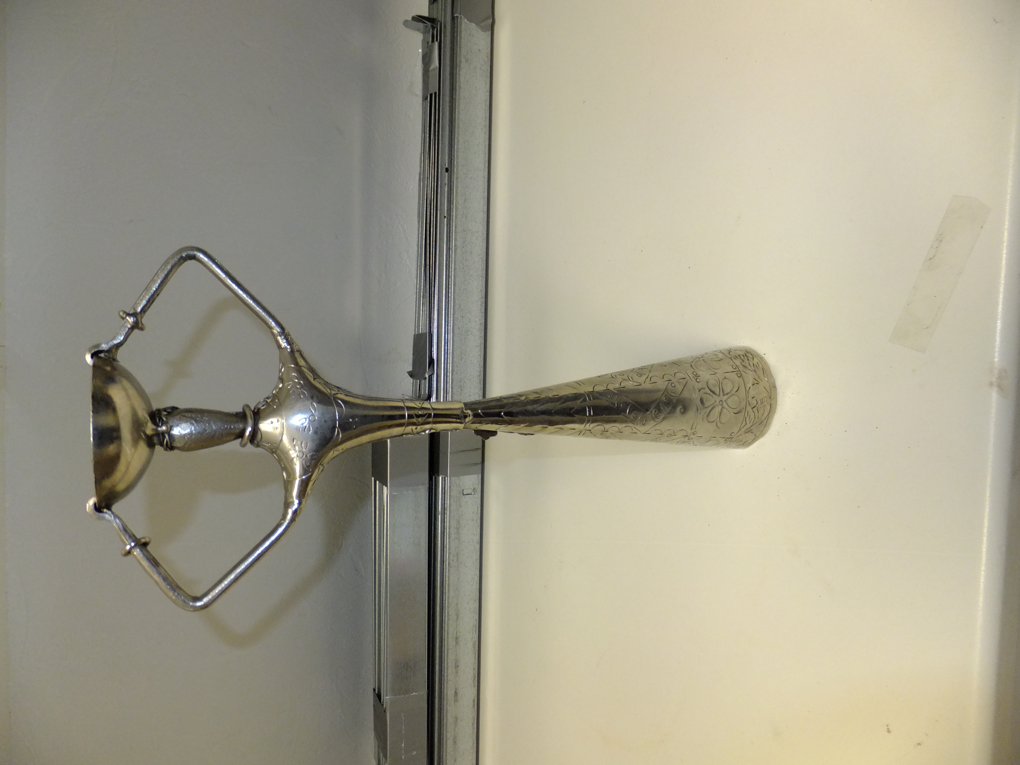 20 Moderne metalen kandelaar – vrouwfiguur – 37 cm hoog – eigentijds design