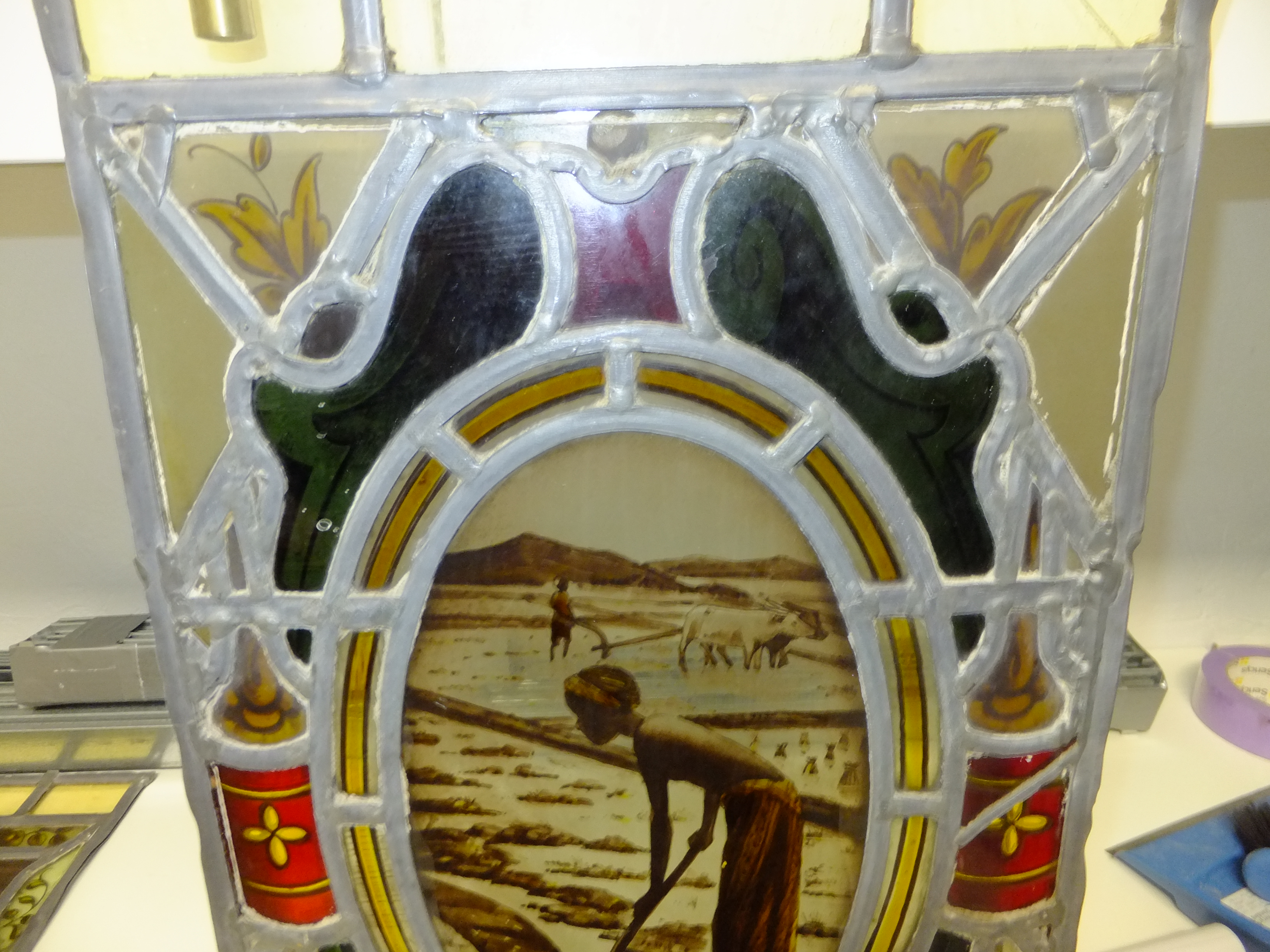 Antieke glas-in-lood ramen – omstreeks 1920 – historische scènes – in goede staat