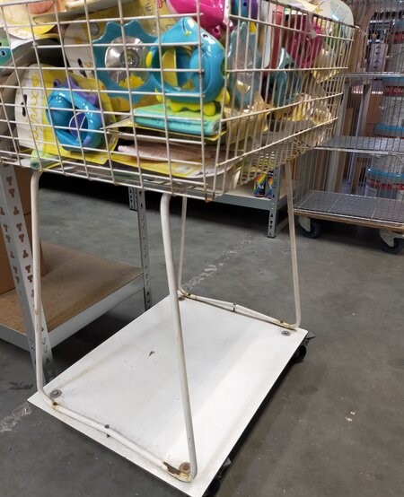 Ca. 100x Baby speelgoed incl. verrijdbare draadmand