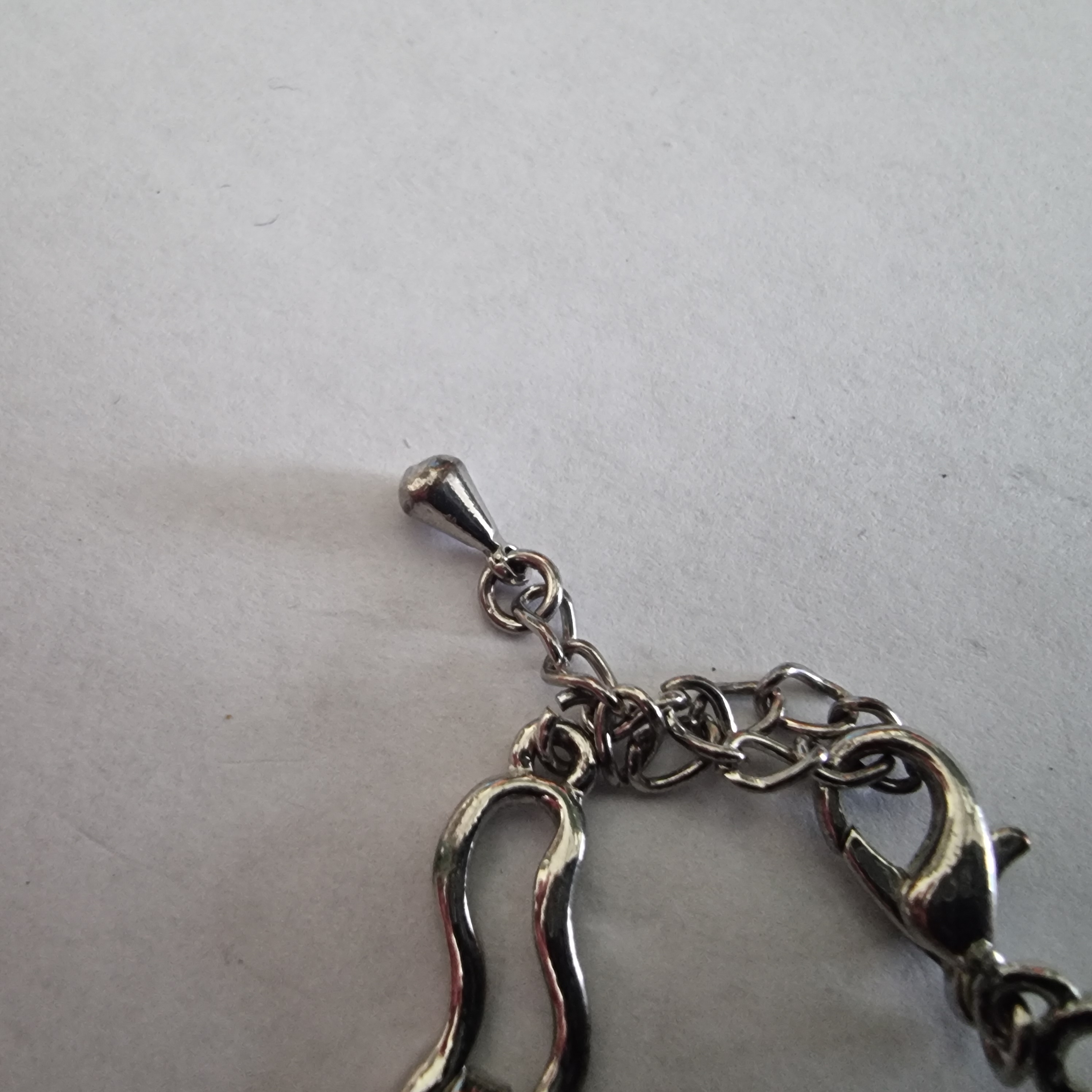 Onedele armband met blauwe steentjes.