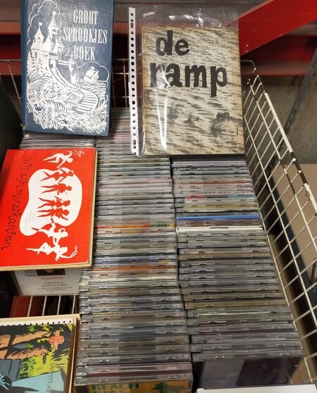 Grote partij stripboeken/cd's incl. draadmand Grote partij stripboeken/cd's incl. draadmand