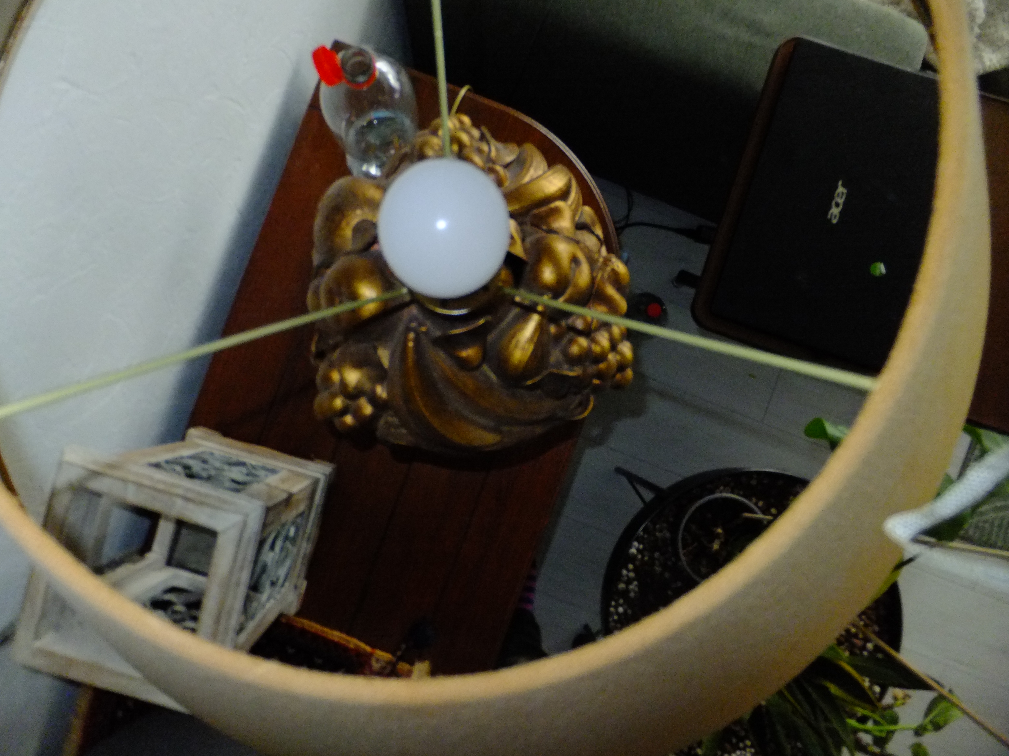 Decoratieve schemerlamp – gouden voet met druiven, appels en eikels –