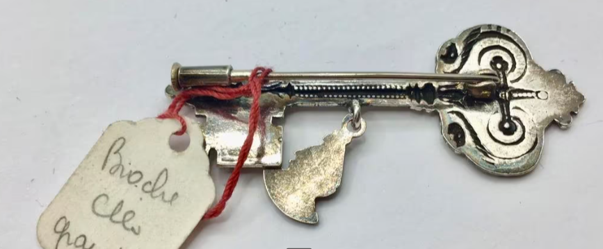 Vintage broche sleutel Normandië Frankrijk vrouw zilver