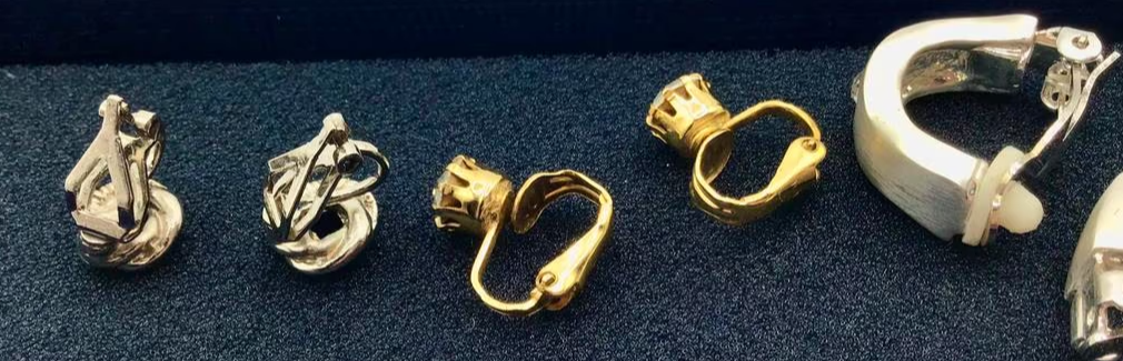 Vintage lot oorbellen staal kristallen aquamarijn 4 paar Vintage lot oorbellen staal kristallen aquamarijn 4 paar