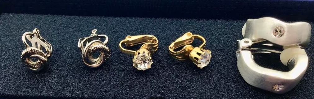 Vintage lot oorbellen staal kristallen aquamarijn 4 paar Vintage lot oorbellen staal kristallen aquamarijn 4 paar