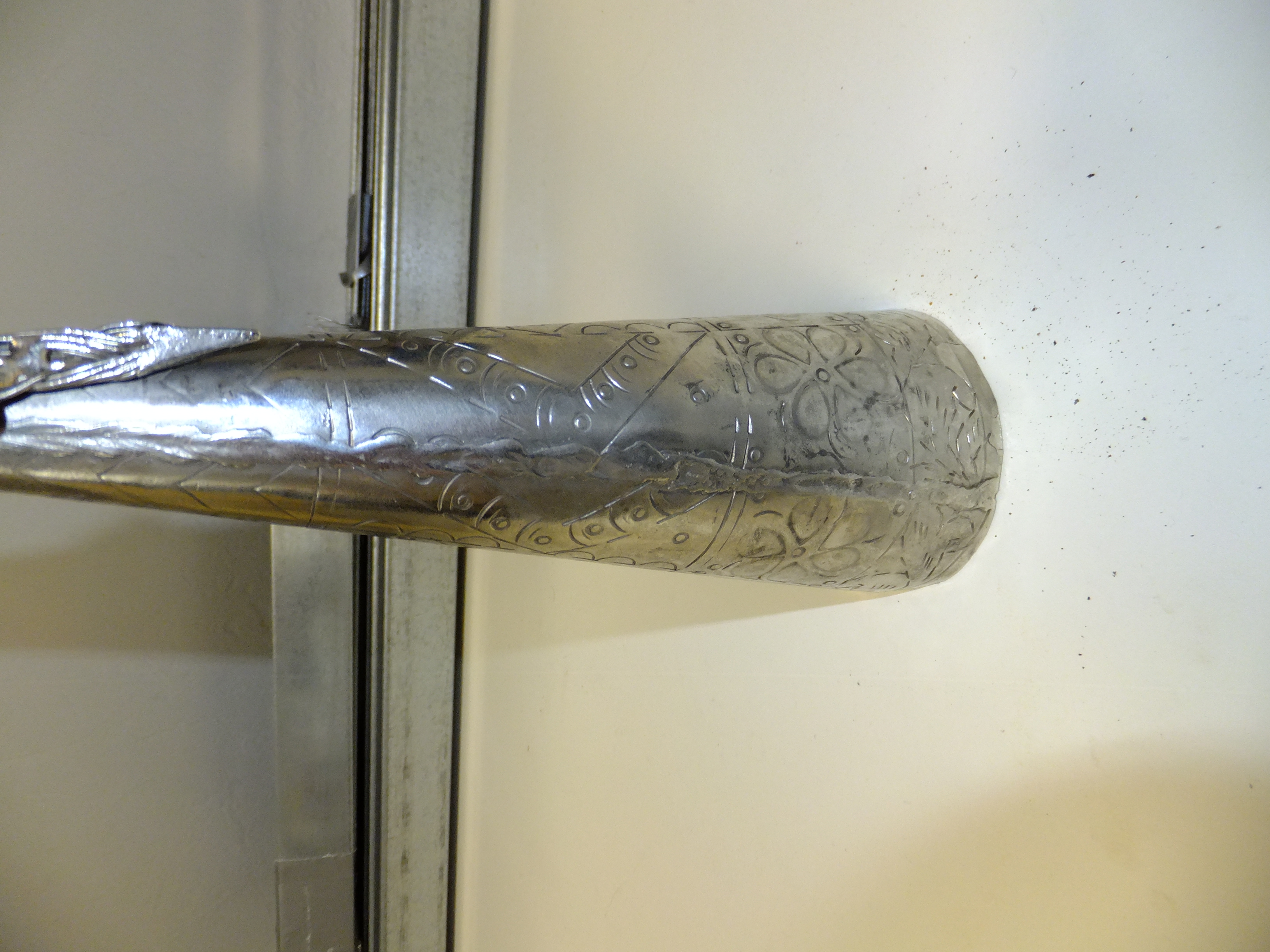 20 Moderne metalen kandelaar – vrouwfiguur – 37 cm hoog – eigentijds design