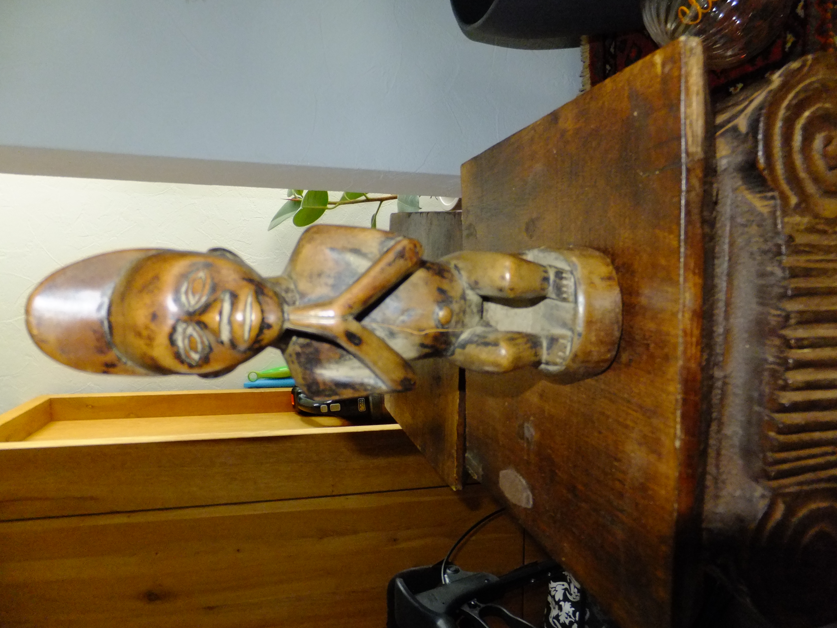 Afrikaans houten beeldje – mannelijke figuur – ca. 1960 – 15 cm