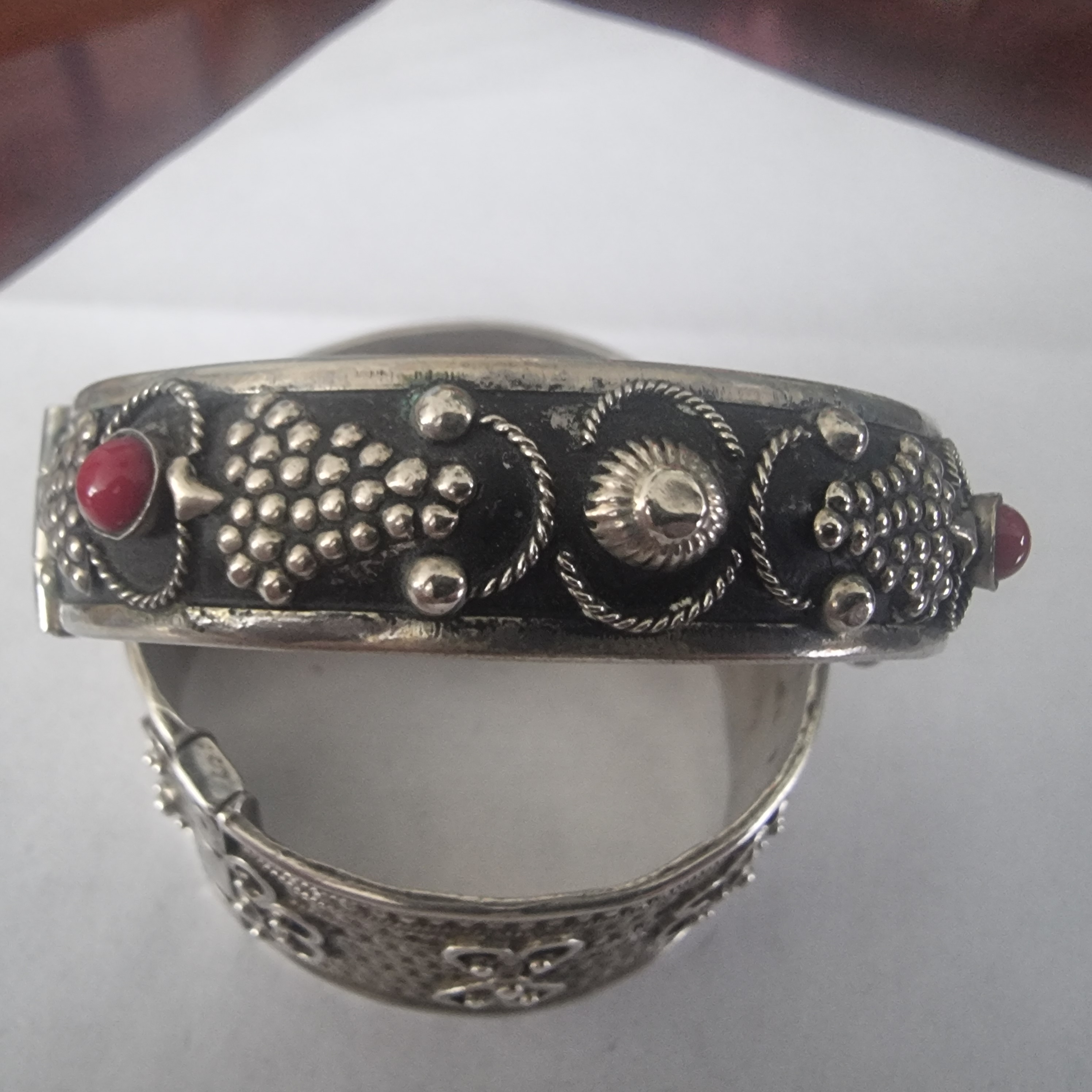 Vintage Berber Armband zilver Koraal stenen rijk bewerkt